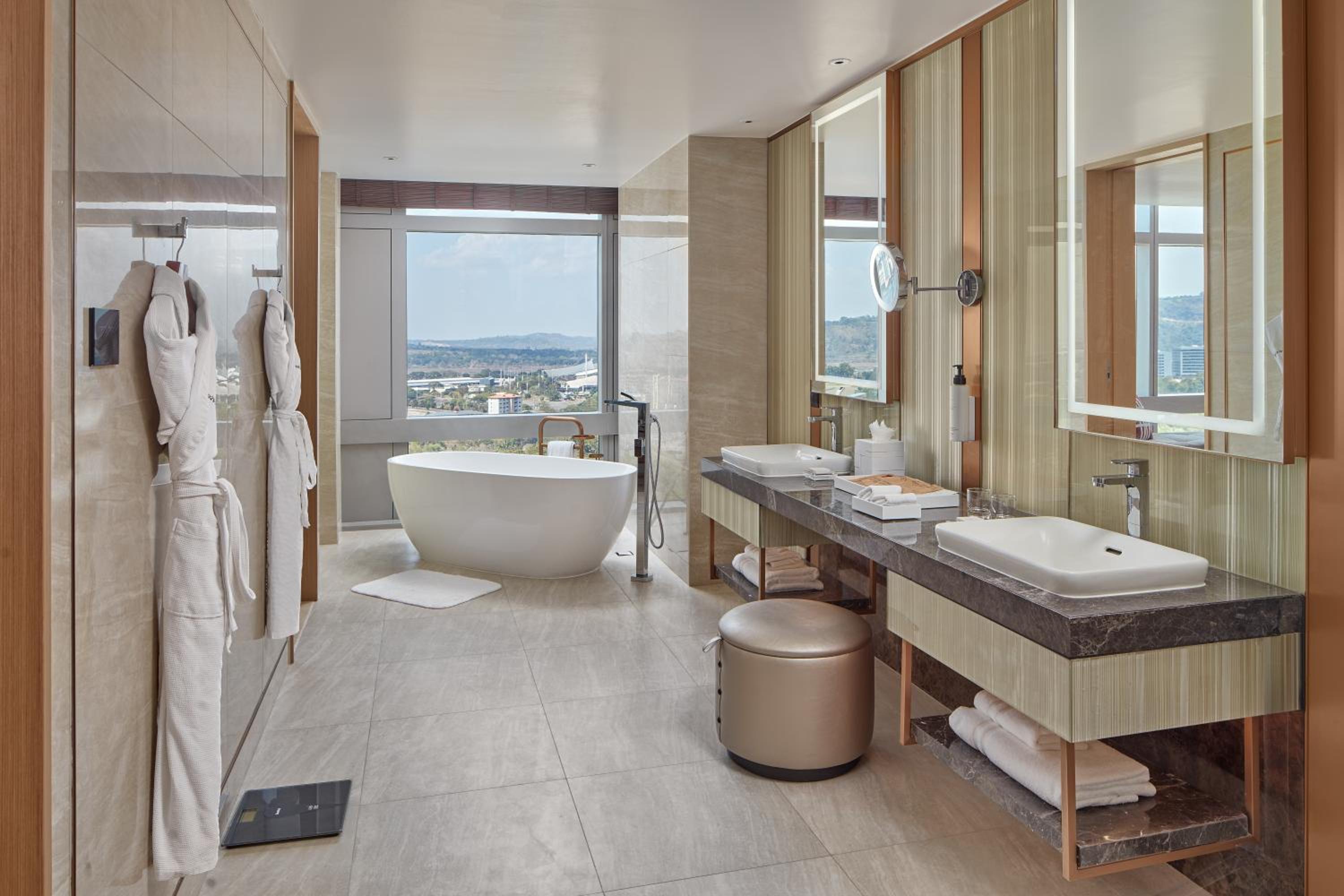 Swiss Executive Grand Suite with Two Double Beds - Photo 8