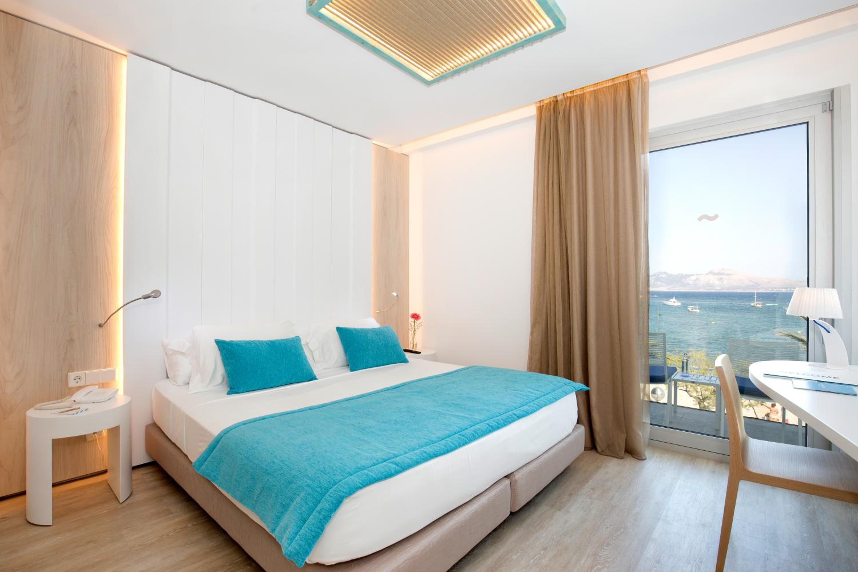 Superior Room with Balcony and Frontal Sea View