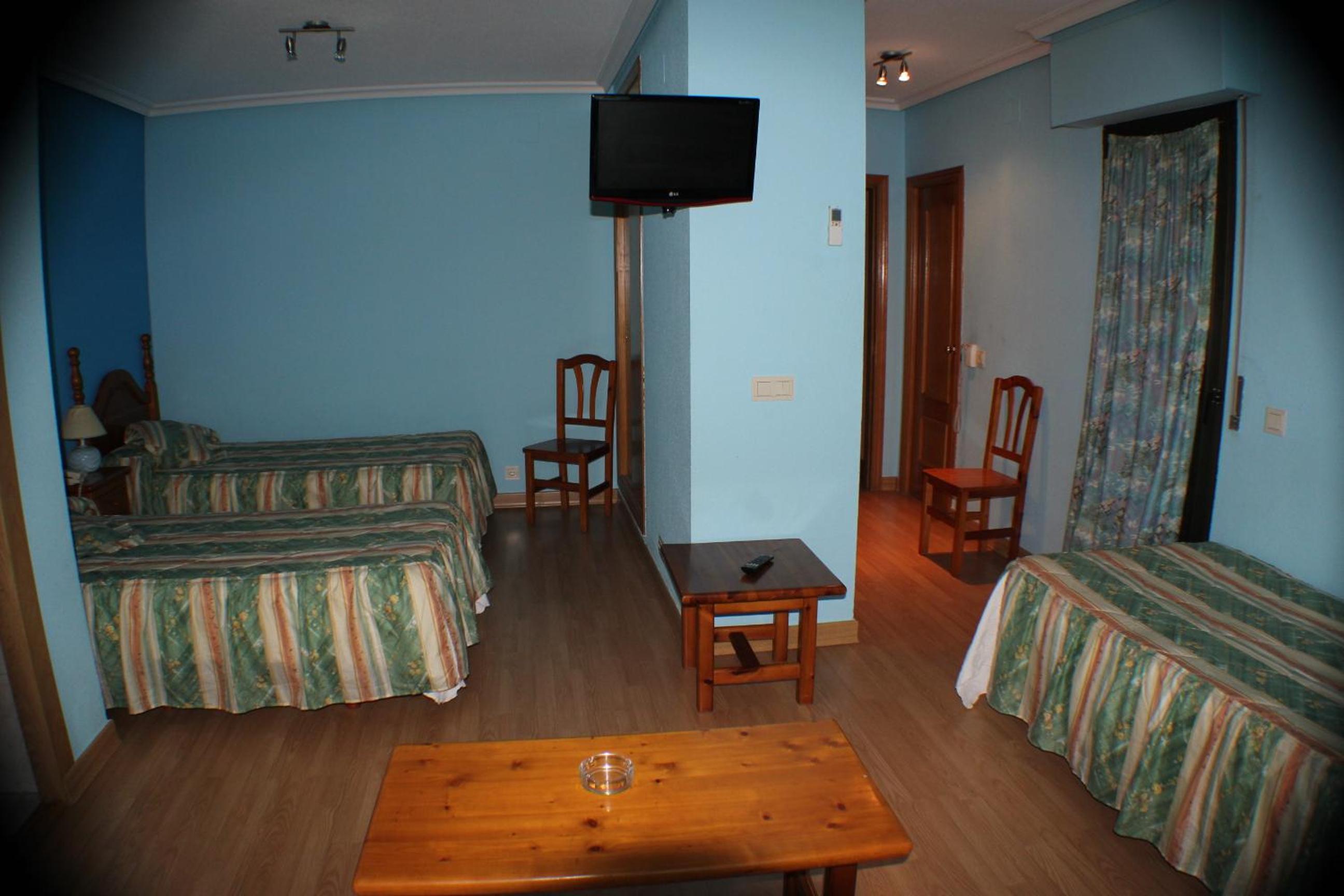 Family Room (3 Adults) - Photo 7