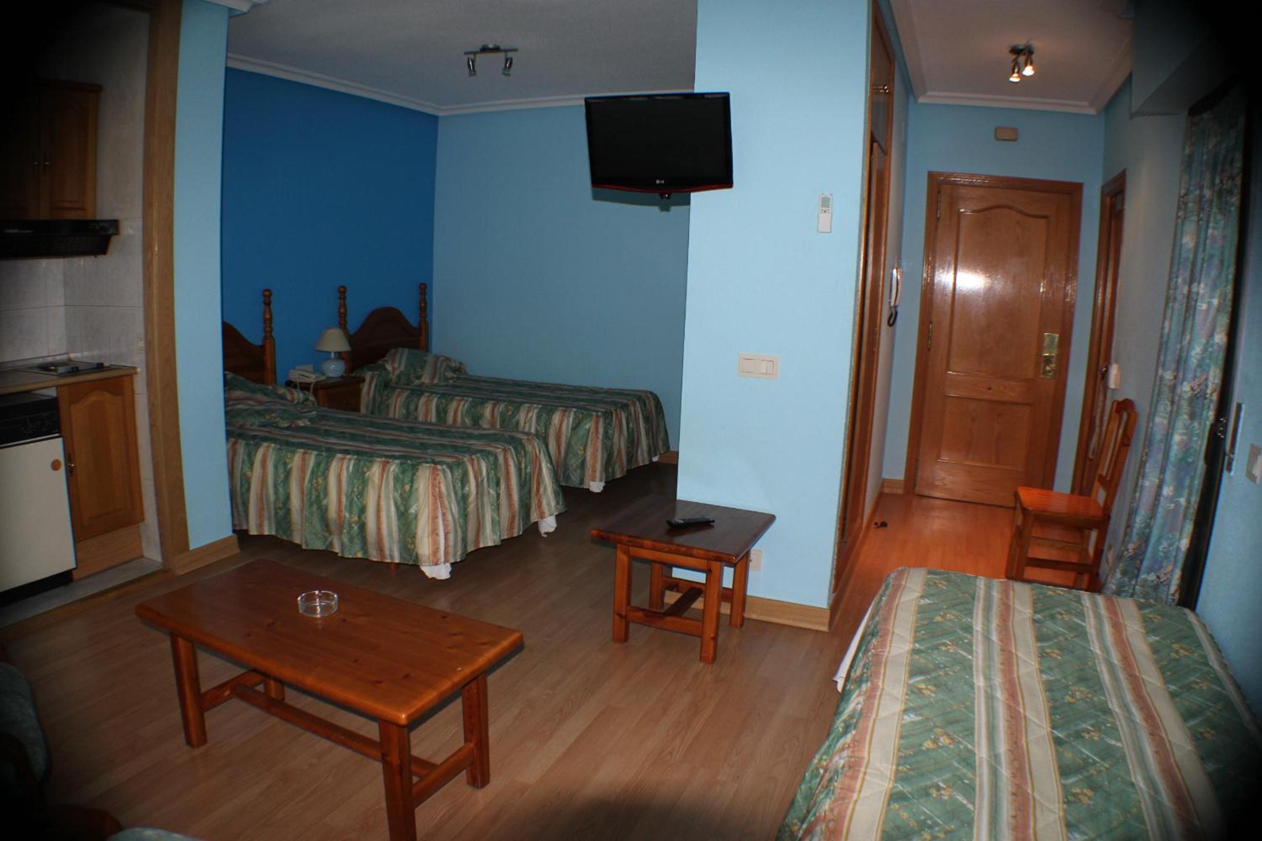 Family Room (3 Adults) - Photo 5