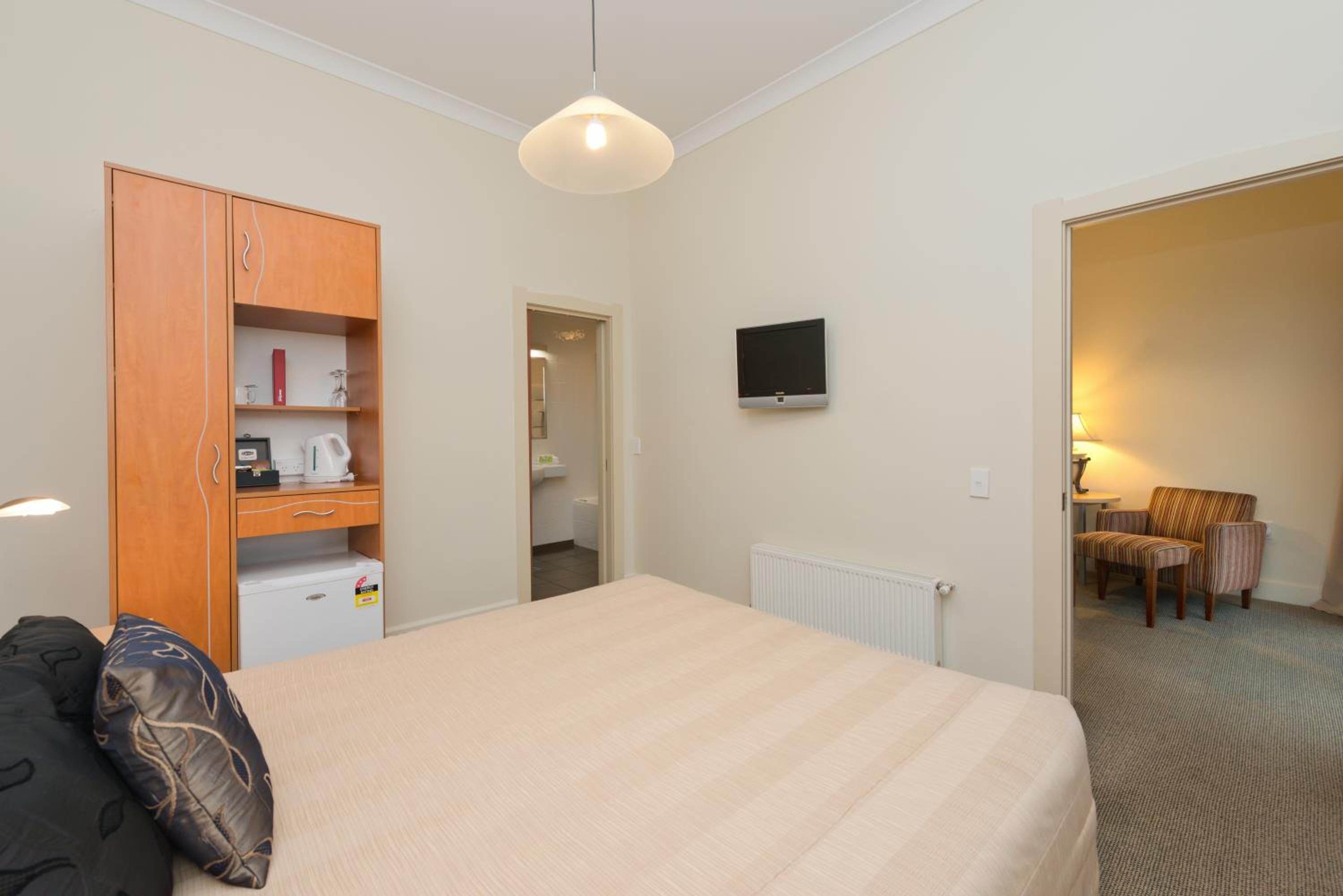 One-Bedroom Suite - Photo 5