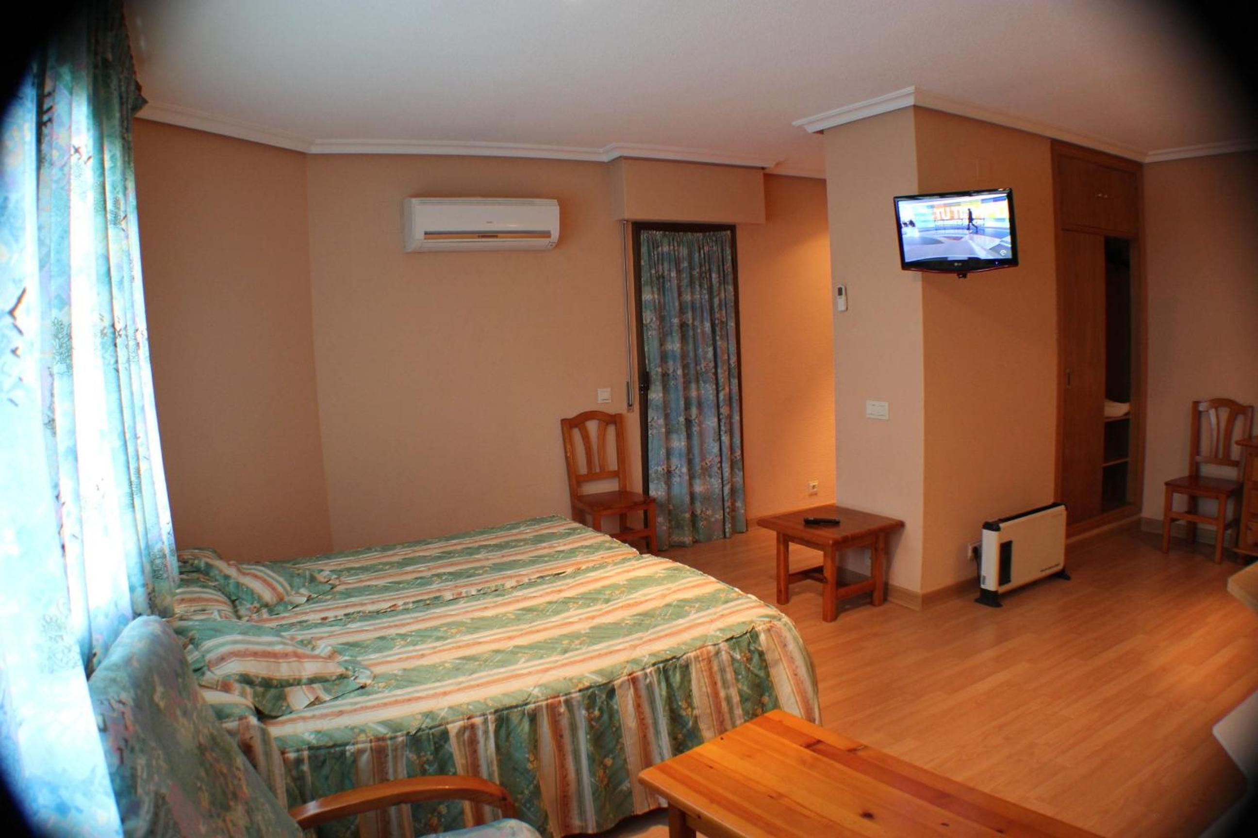 Family Room (4 Adults) - Photo 4