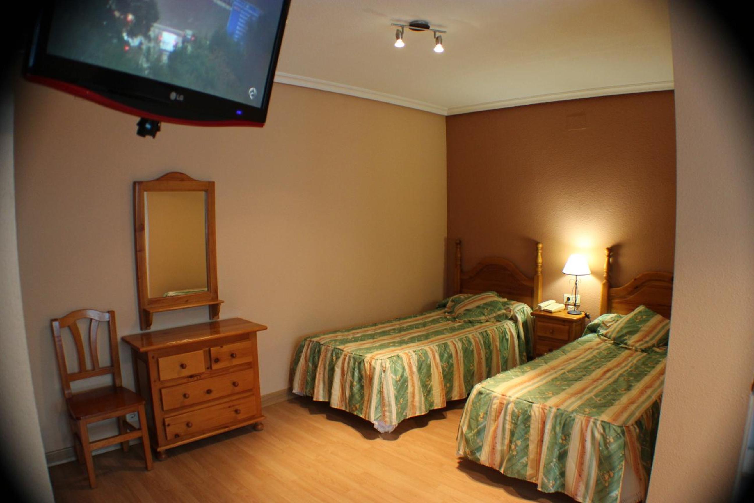 Family Room (4 Adults) - Photo 7