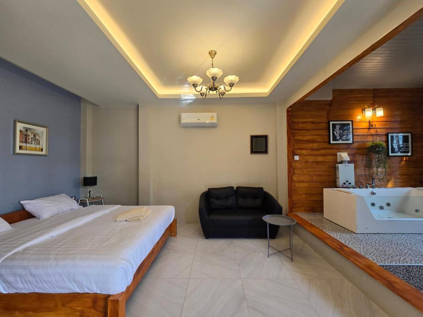 Deluxe Double Room with Bath photo 2