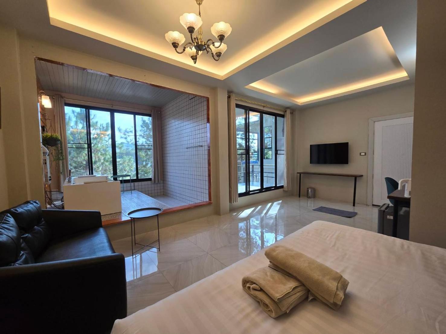 Deluxe Double Room with Bath photo 3