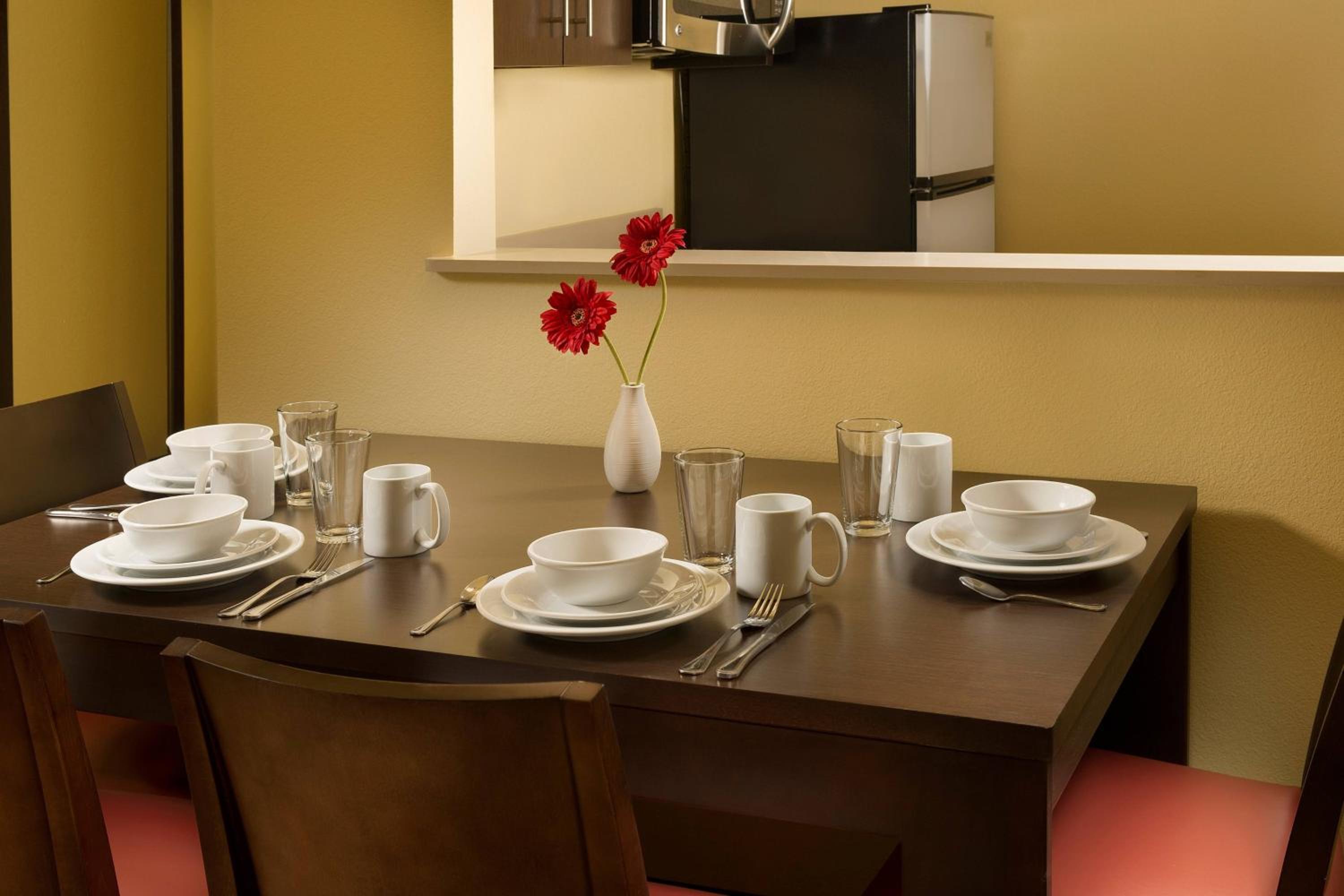 Two-Bedroom Queen Suite with Roll-in Shower - Mobility and Hearing Accessible photo 3