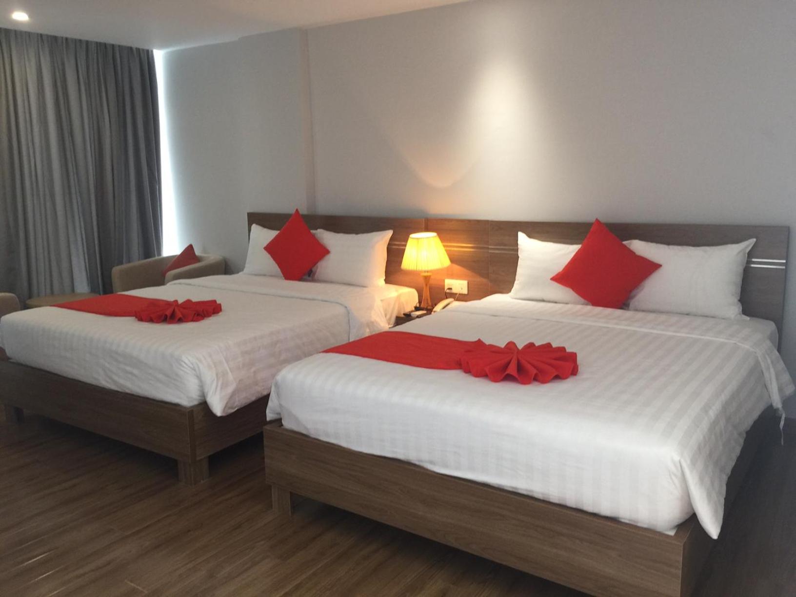 Deluxe Queen Room with Two Queen Beds photo 3