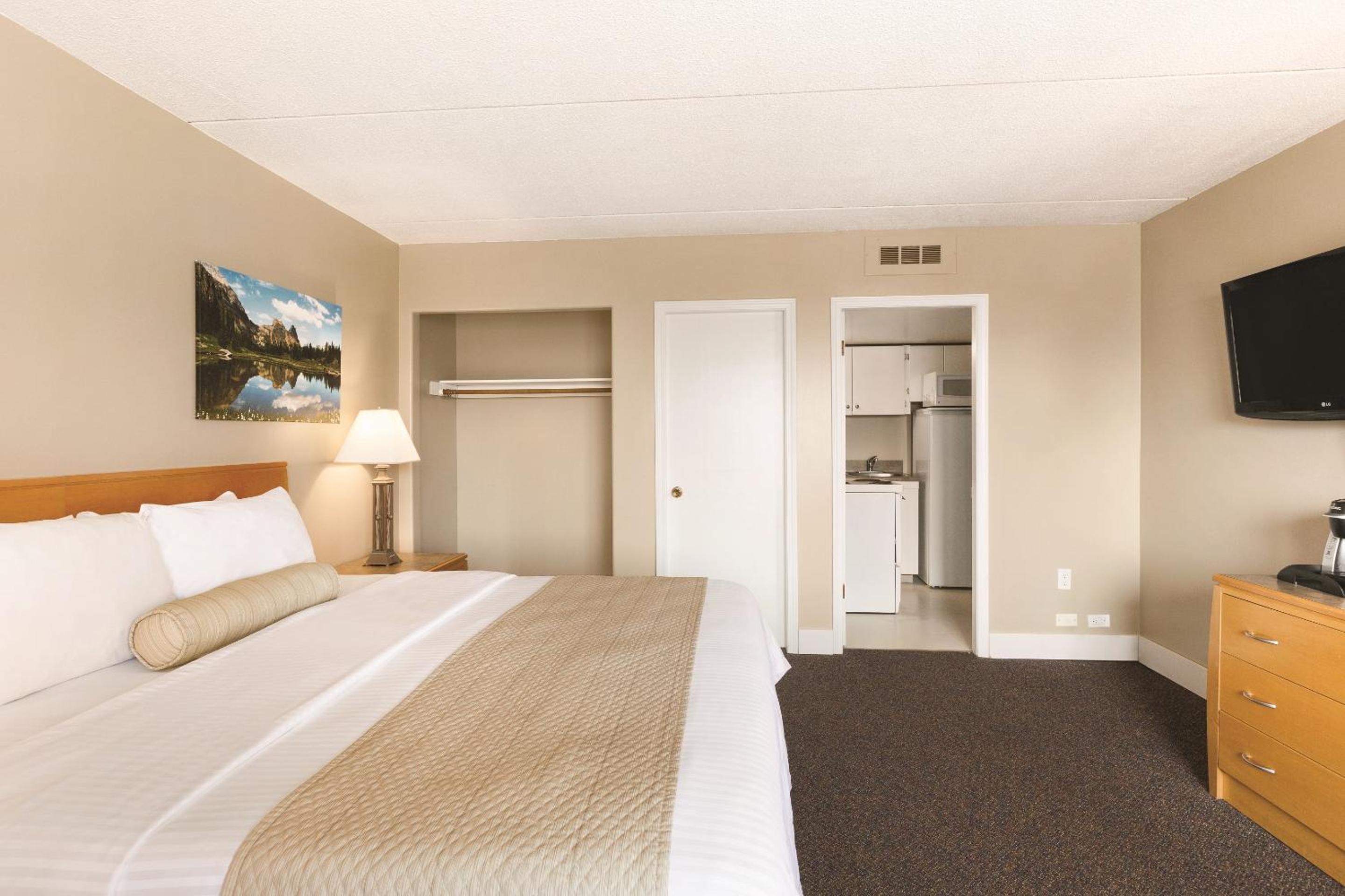 King Room - Non-Smoking - Photo 1