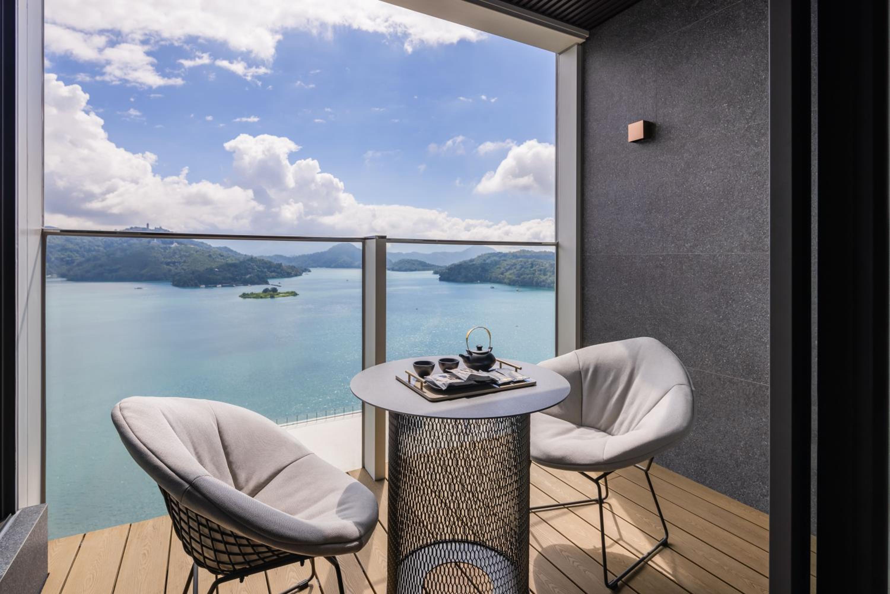 Deluxe King Room with lake view  (3F or 5F) photo 1