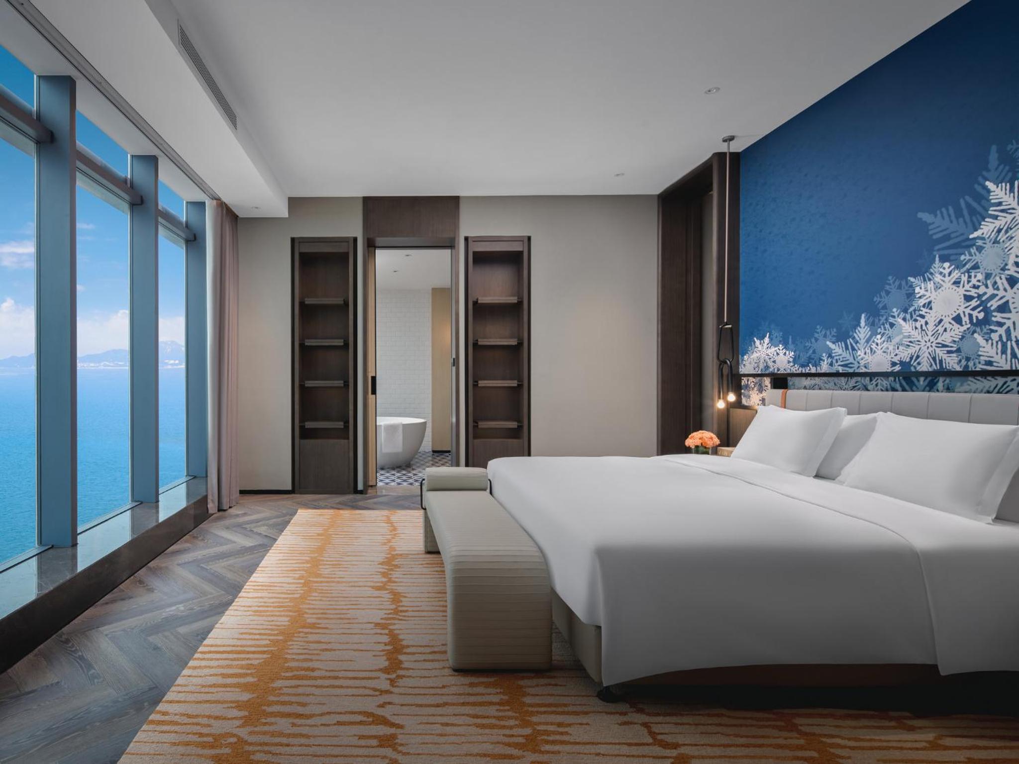 One-Bedroom Suite with Dining and Sea View