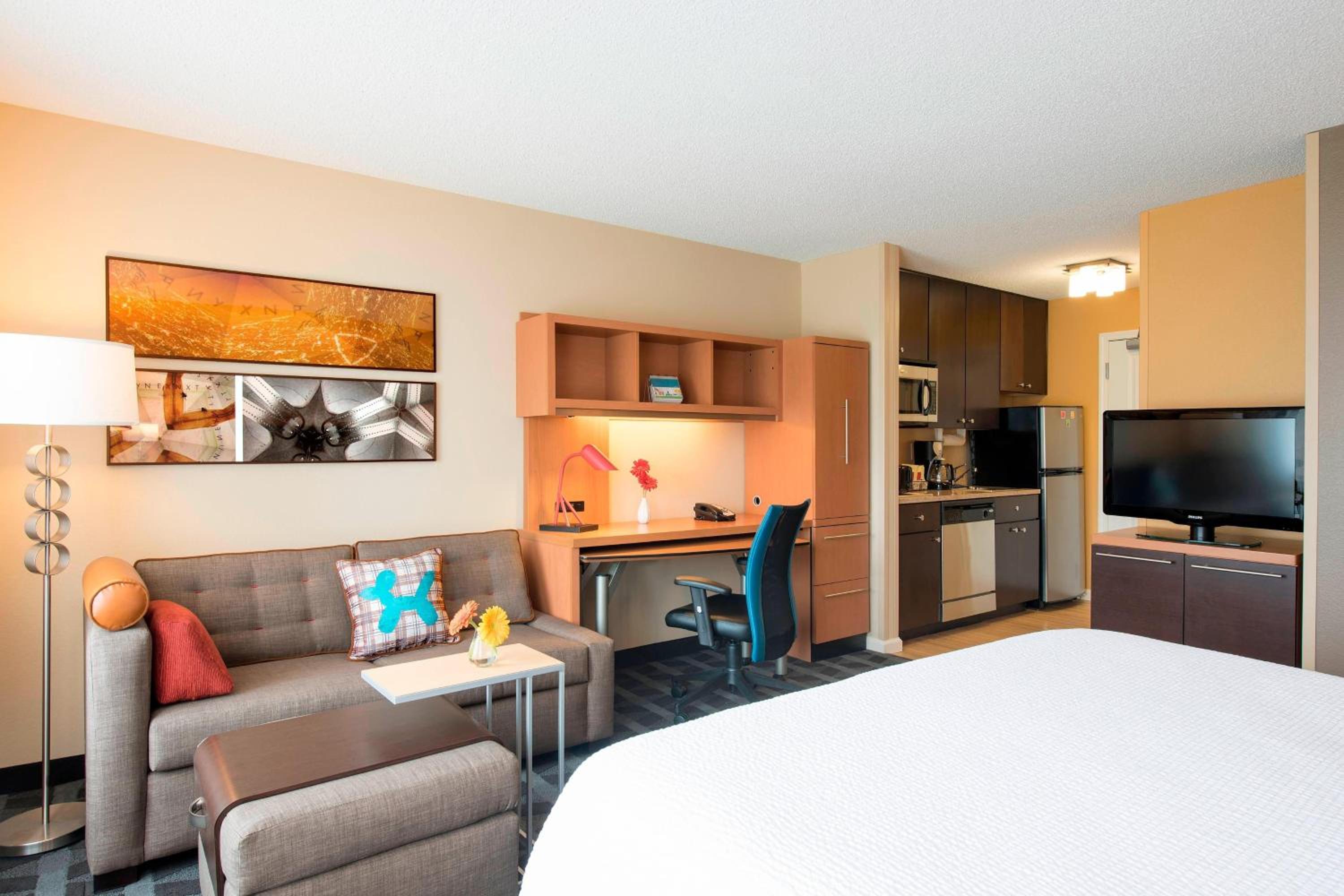 Large King Studio with Sofa Bed - Hearing Accessible