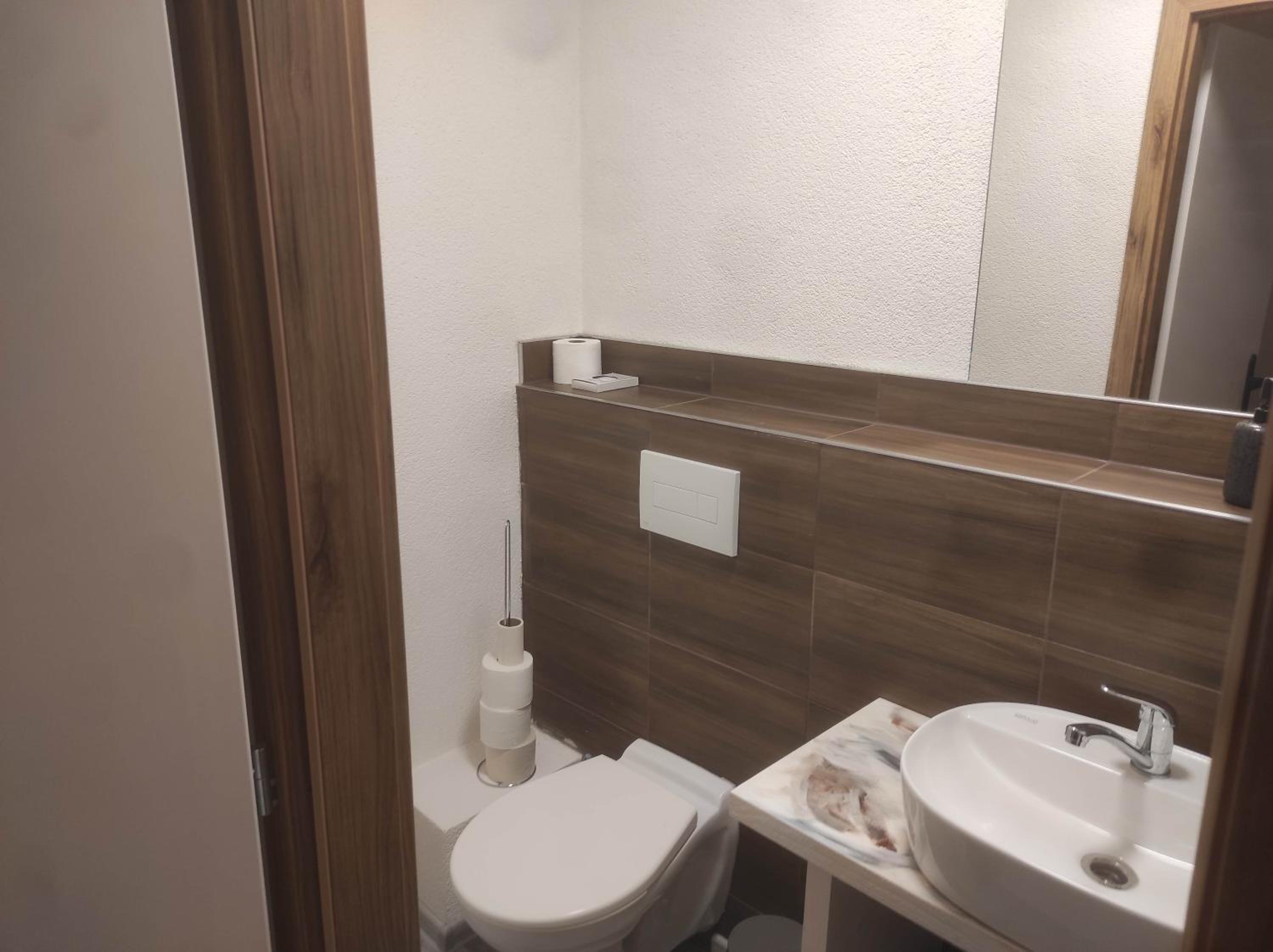 One-Bedroom Apartment with Balcony and Mountain View   photo 3
