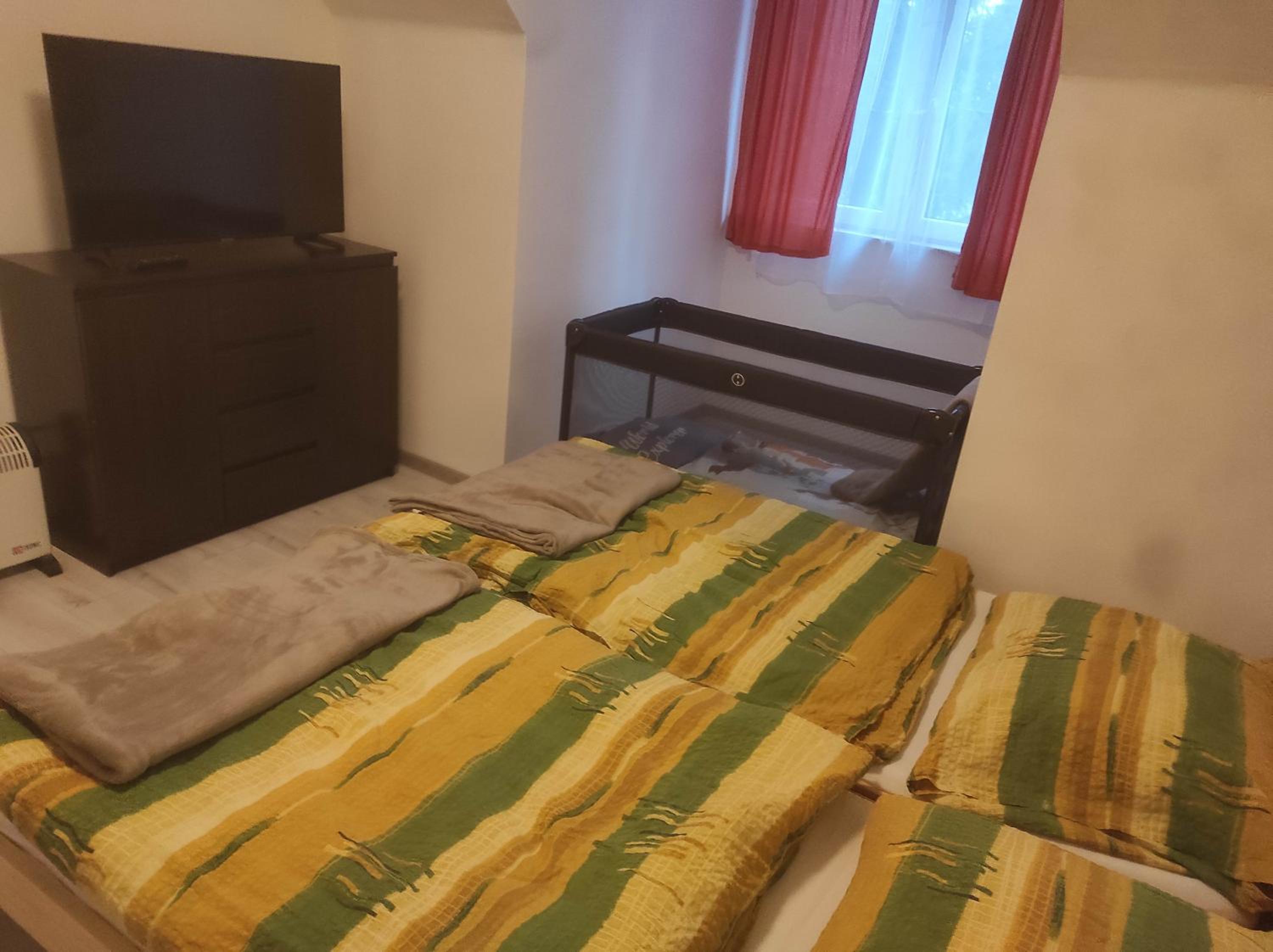 One-Bedroom Apartment with Balcony and Mountain View   photo 2