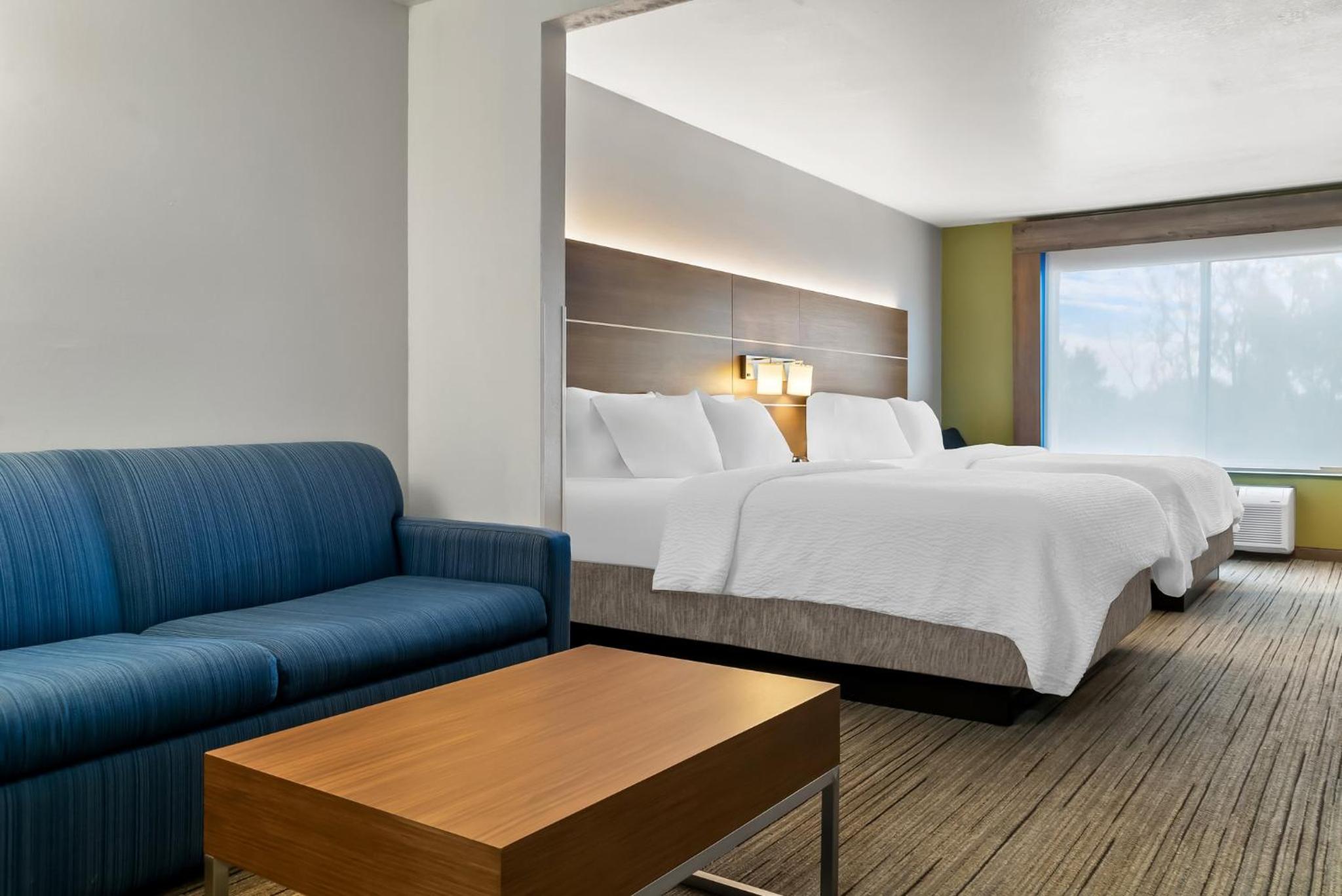 Queen Suite with Two Queen Beds - Photo 2