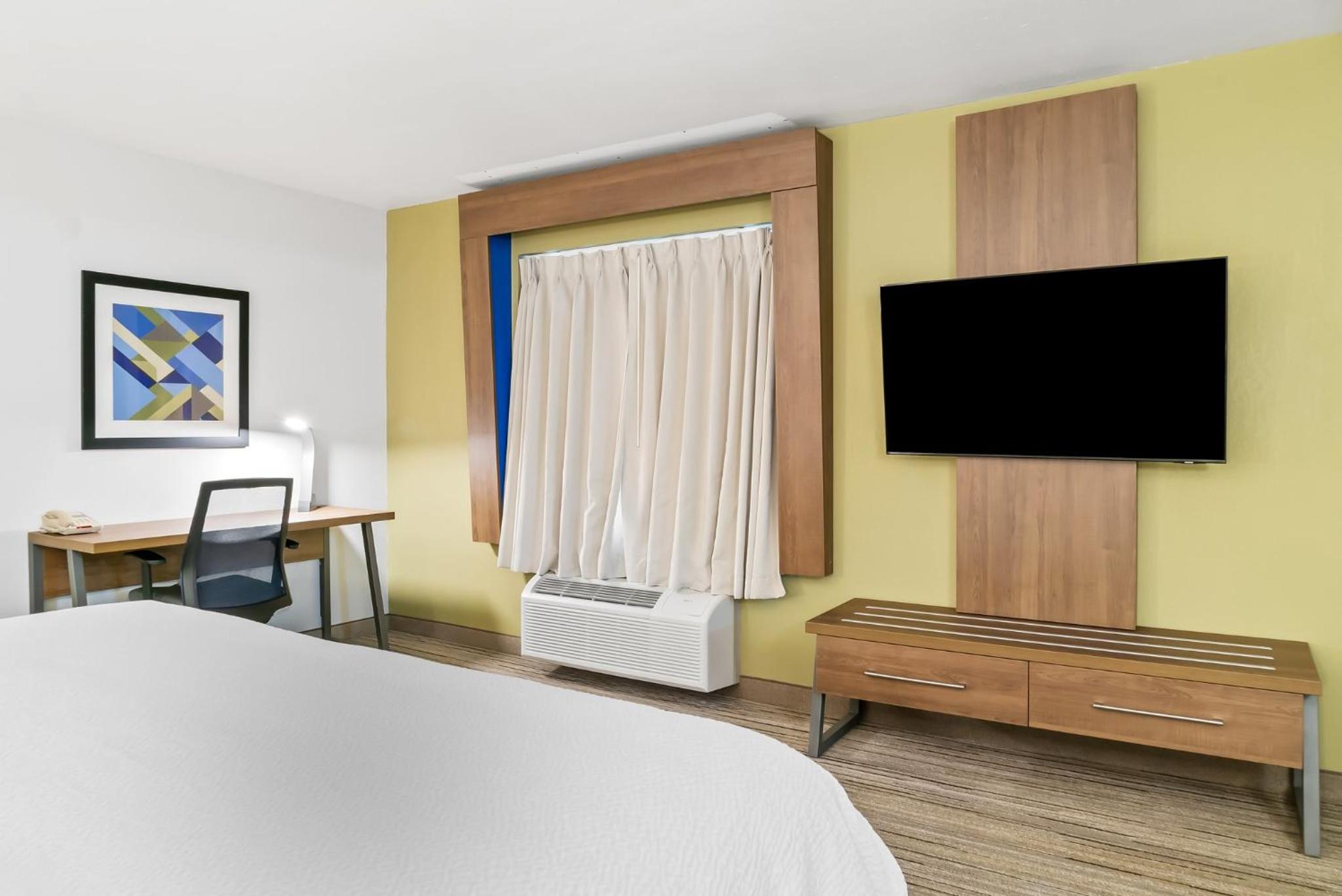 Standard King Room - Photo 12