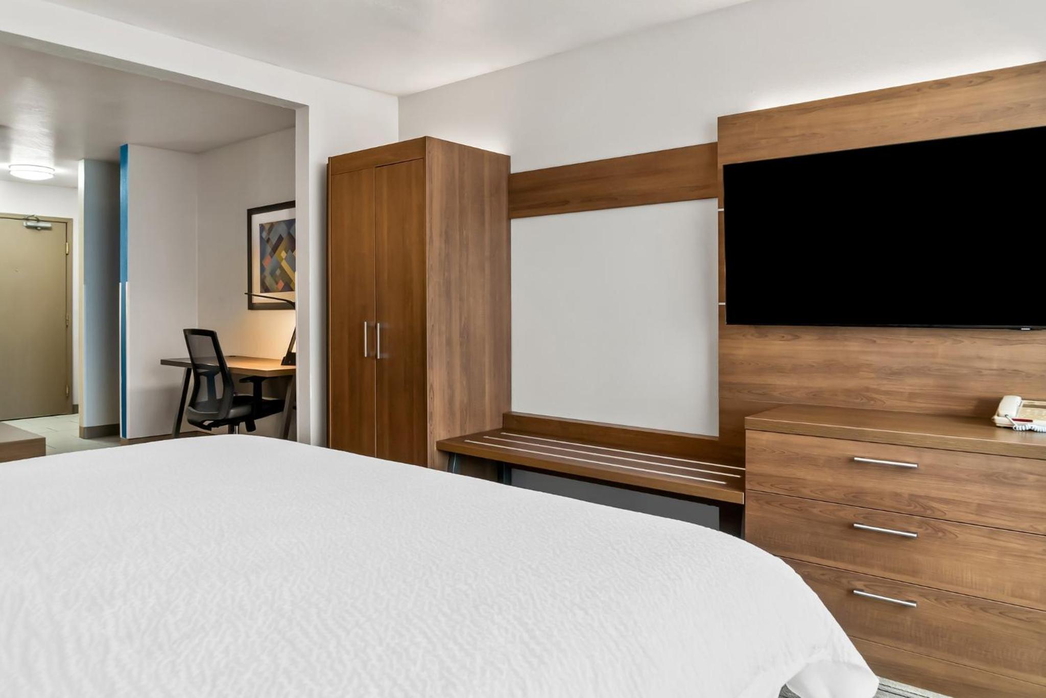 Standard King Room - Photo 13