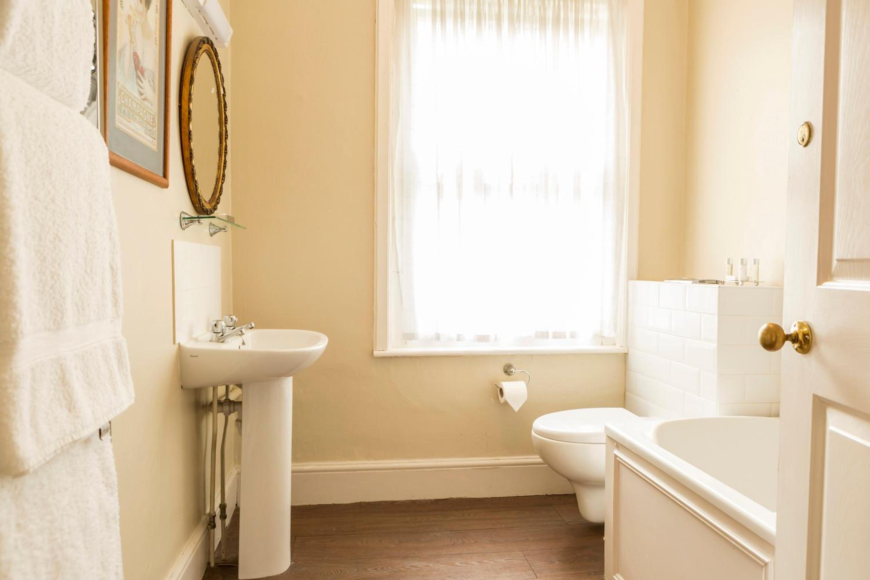 Standard Twin Room with Private External Bathroom photo 2