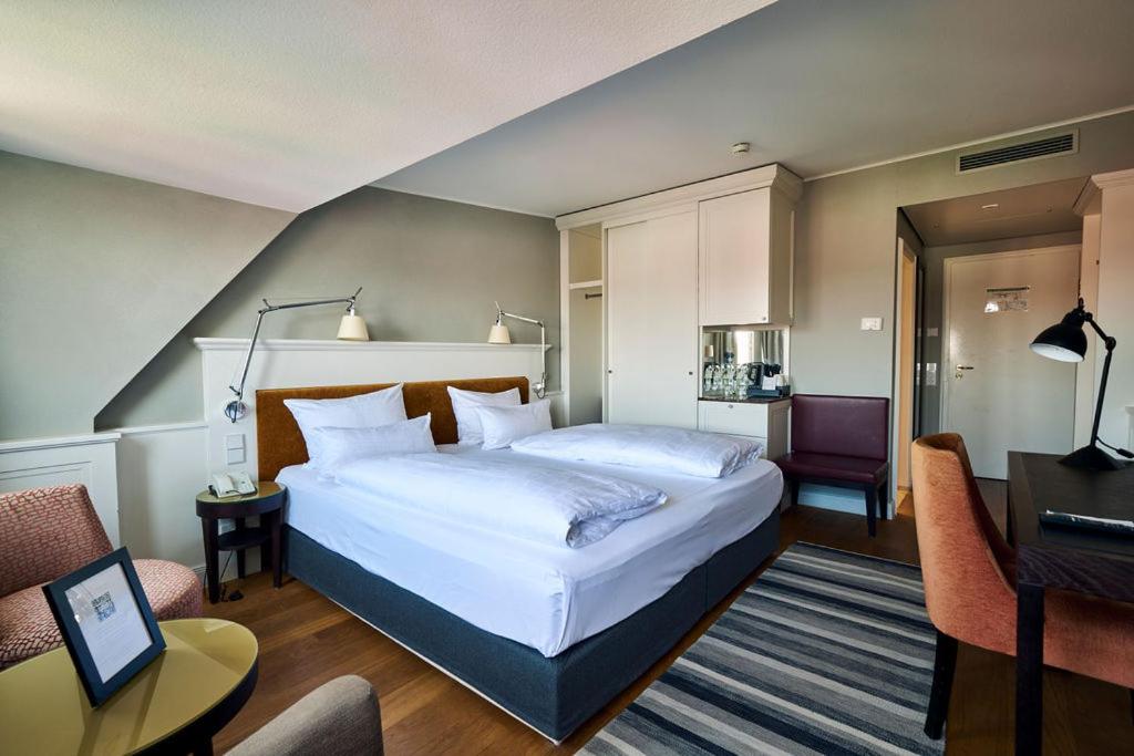Deluxe Double Room (2 Adults + 1 Child)