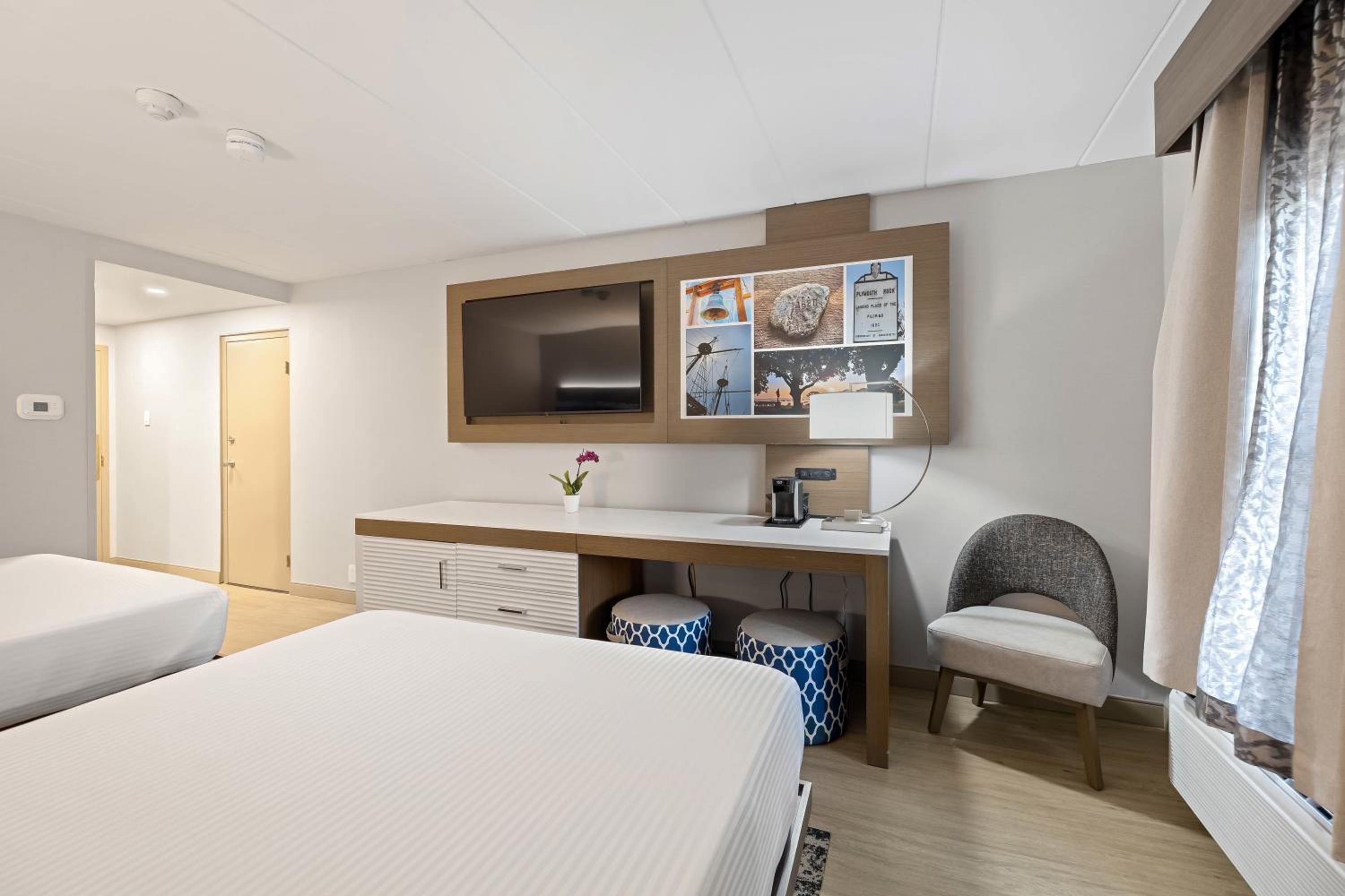 Non-Smoking Deluxe Room - Photo 2