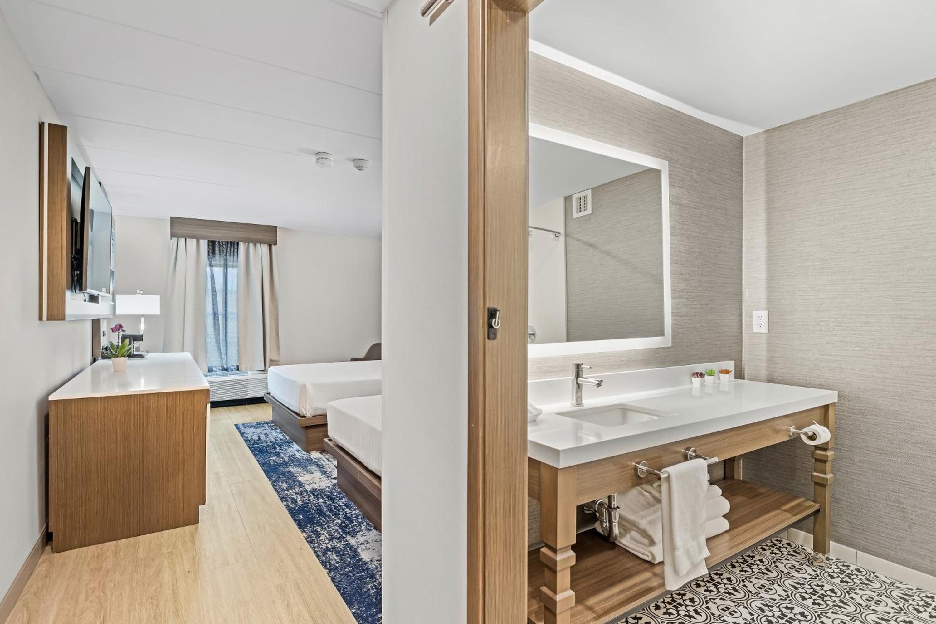 Non-Smoking Deluxe Room - Photo 3