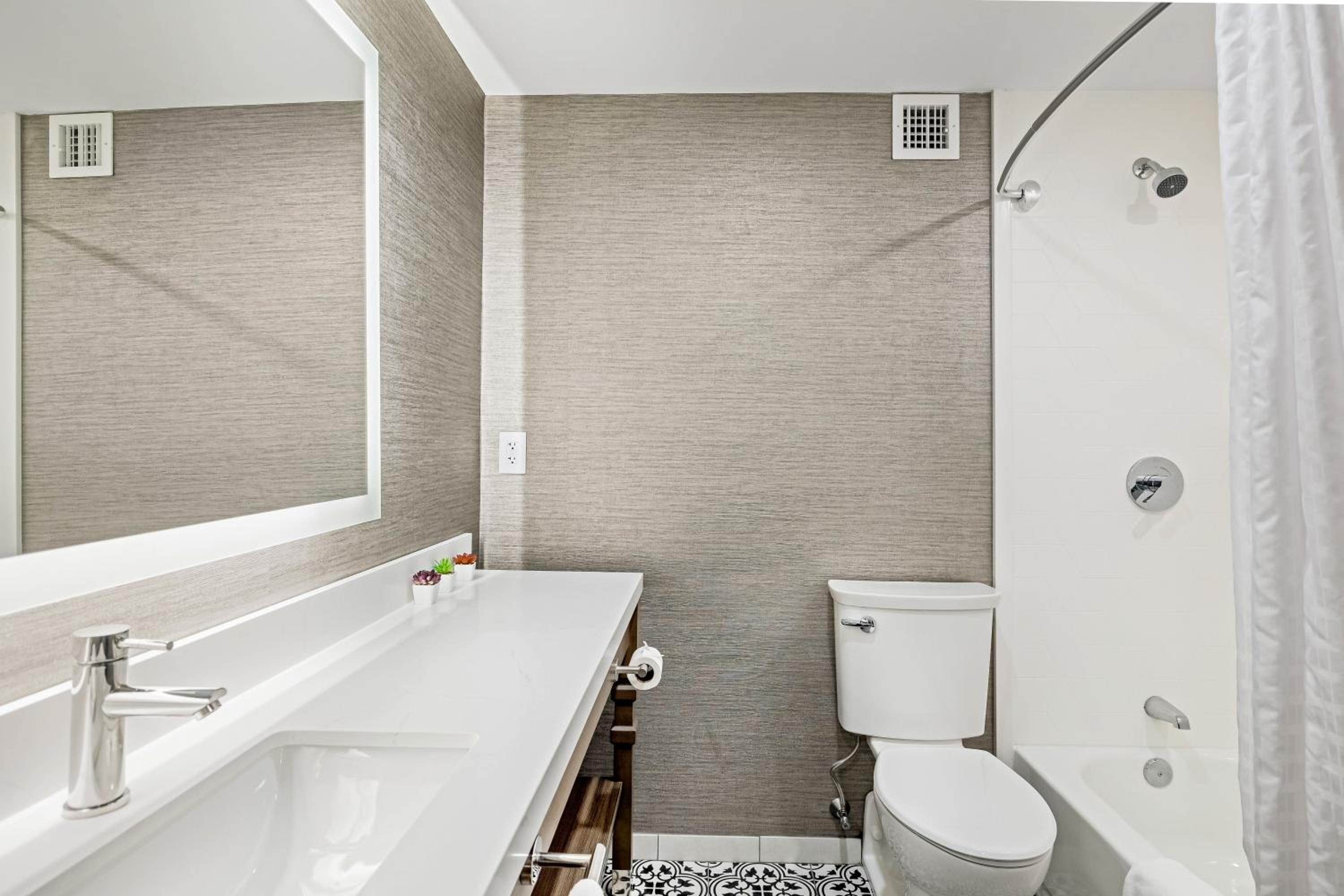Non-Smoking Deluxe Room - Photo 4