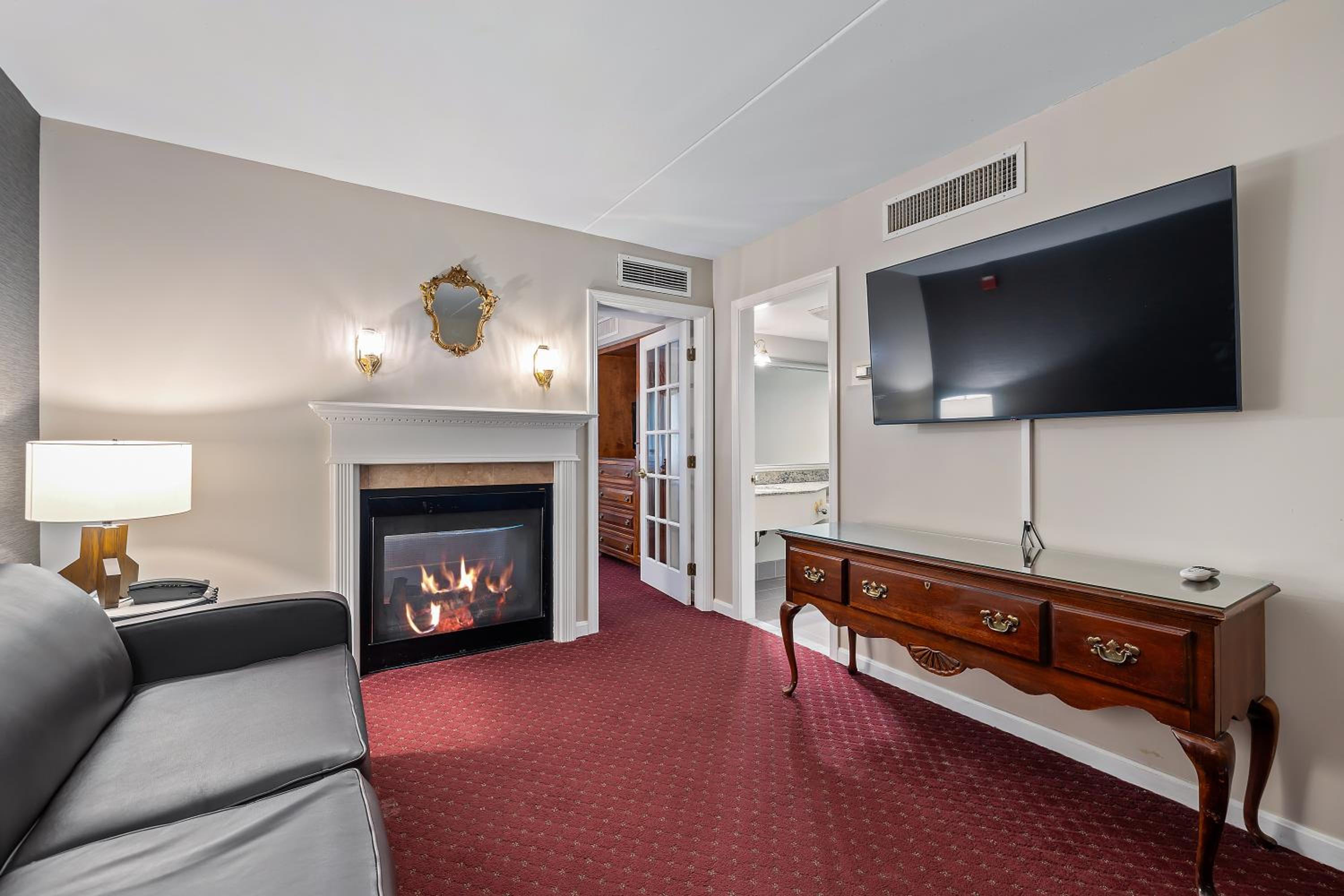 Non-Smoking Fireplace Suite - Photo 4