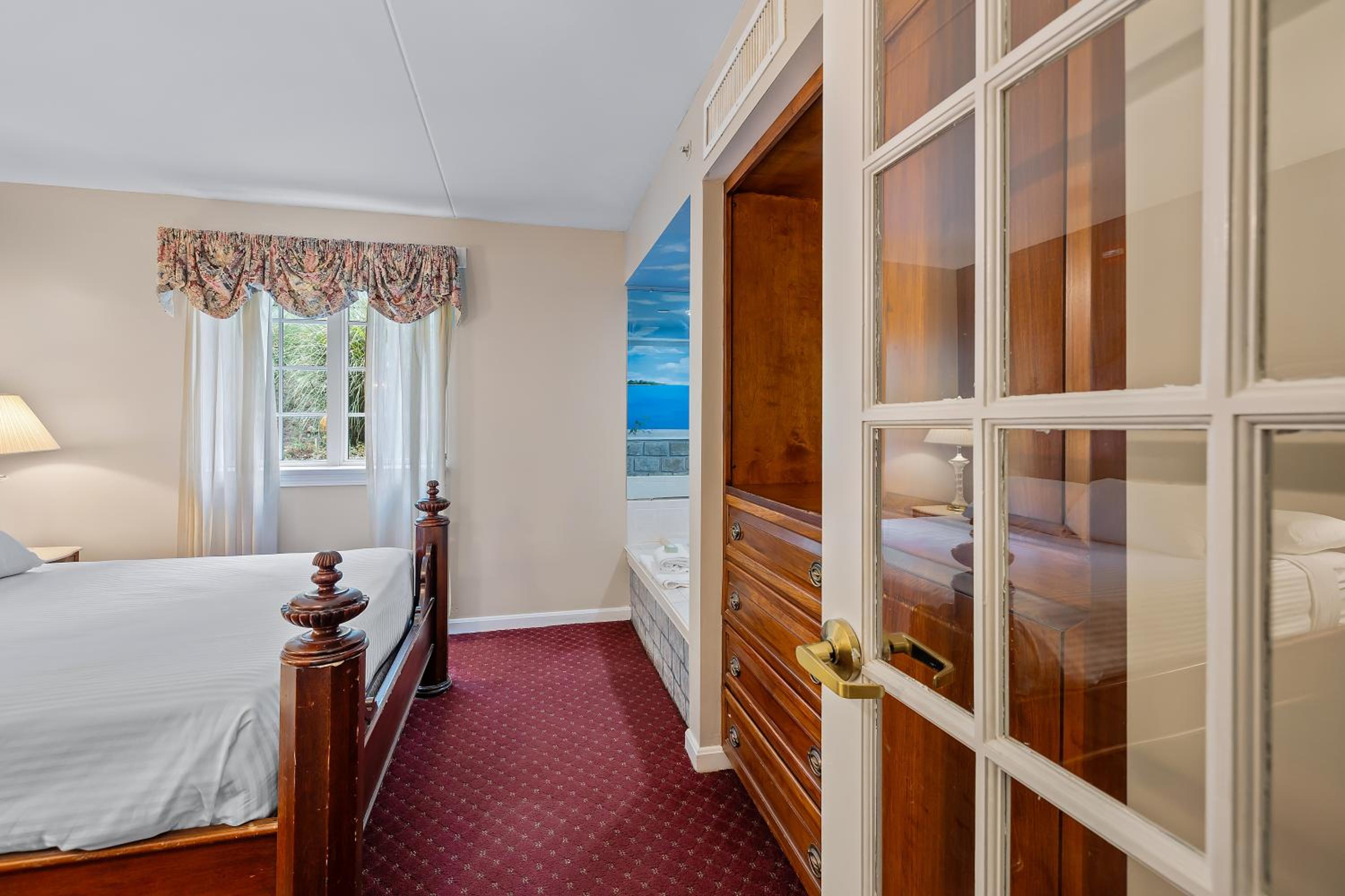 Non-Smoking Fireplace Suite - Photo 5
