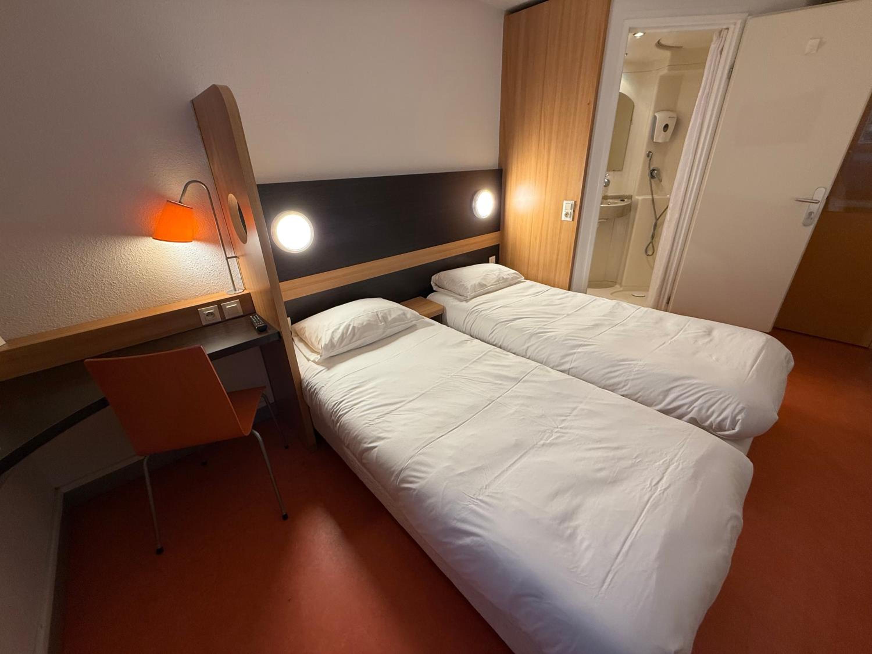 Twin Room - Photo 5