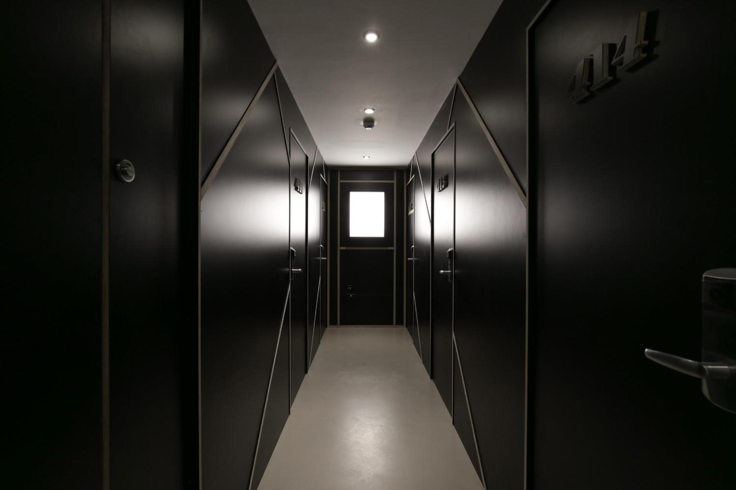 Small Single Room with Shared Bathroom photo 2