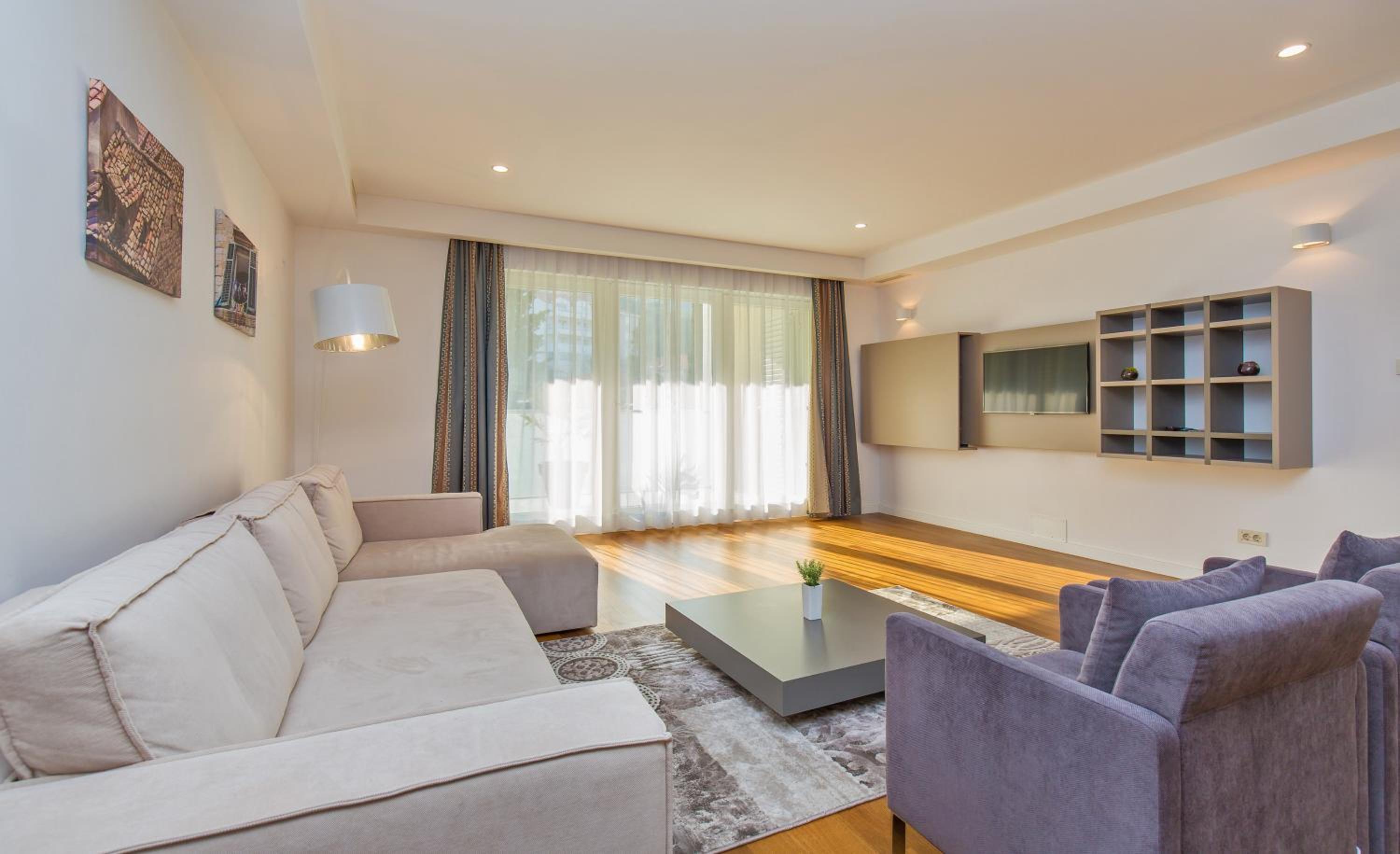 Deluxe Three-Bedroom Apartment with Terrace and Garden View photo 2