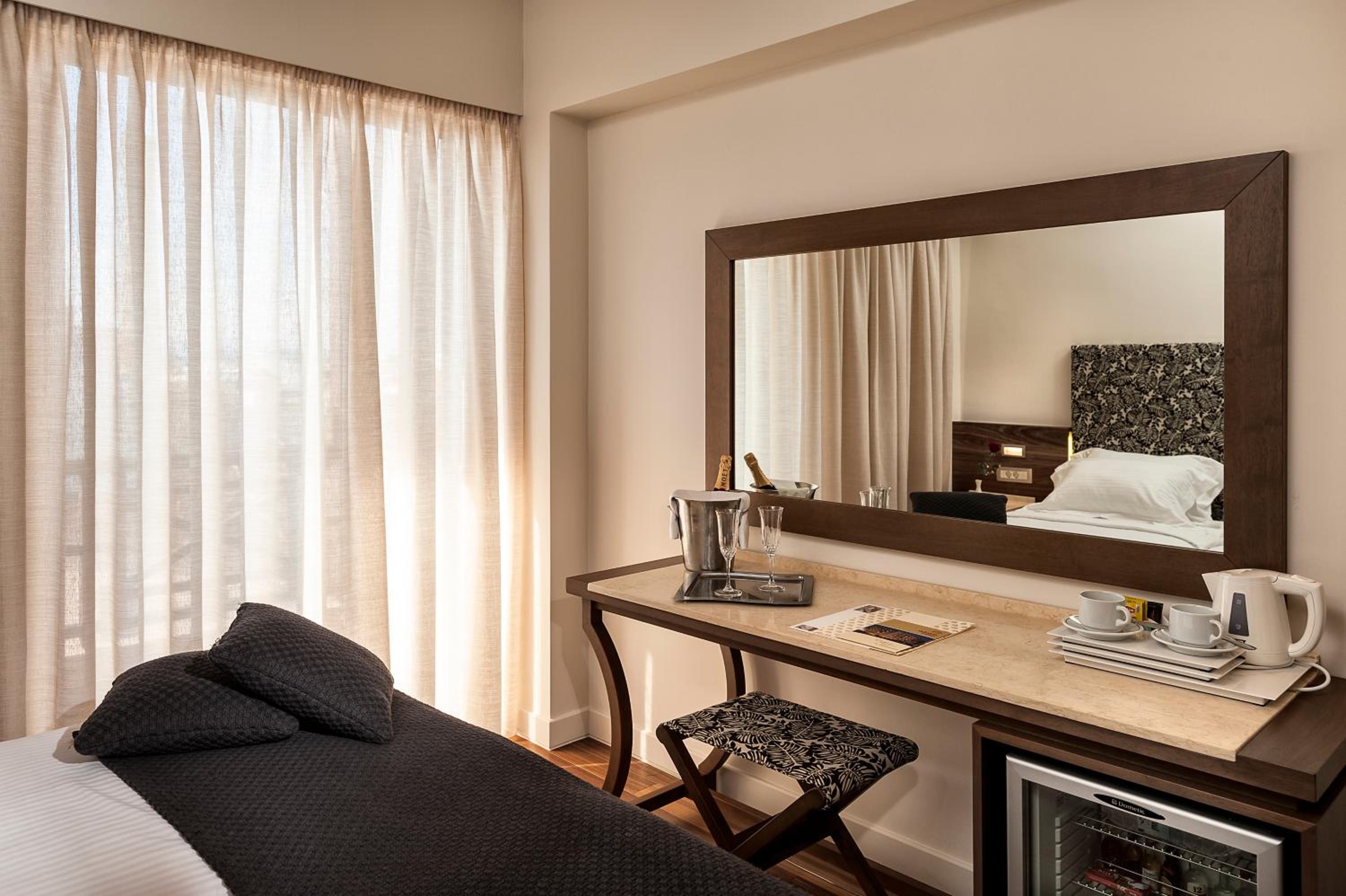 Superior Room with Balcony - Photo 11