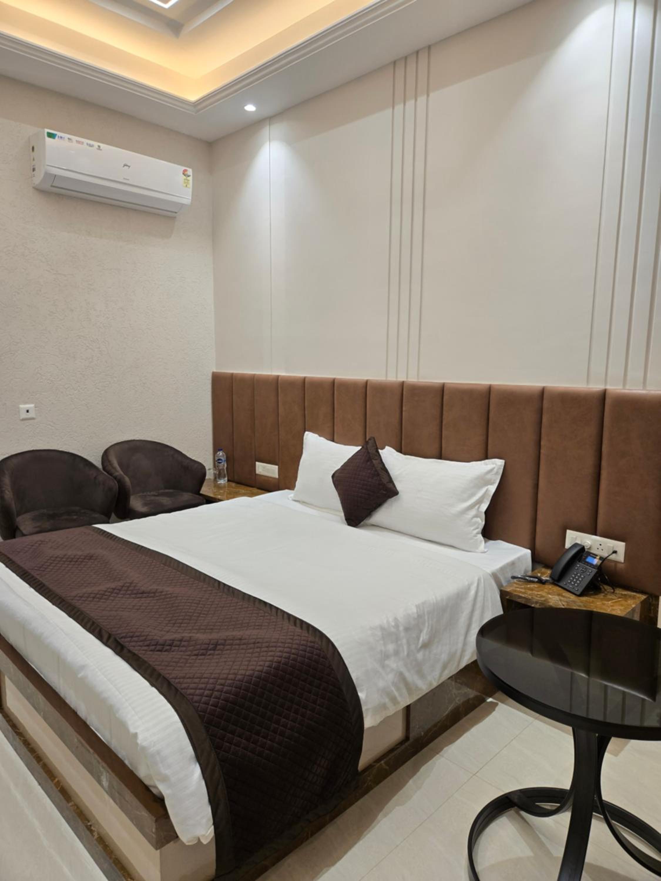 Double Room with Private Bathroom - Photo 2
