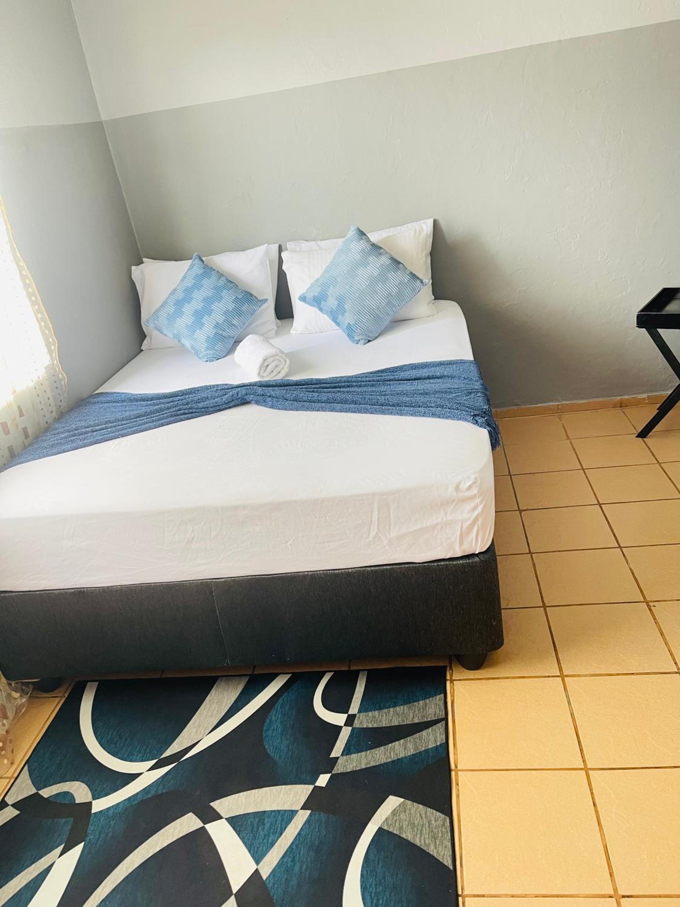 Standard Double Room with Shared Bathroom photo 3