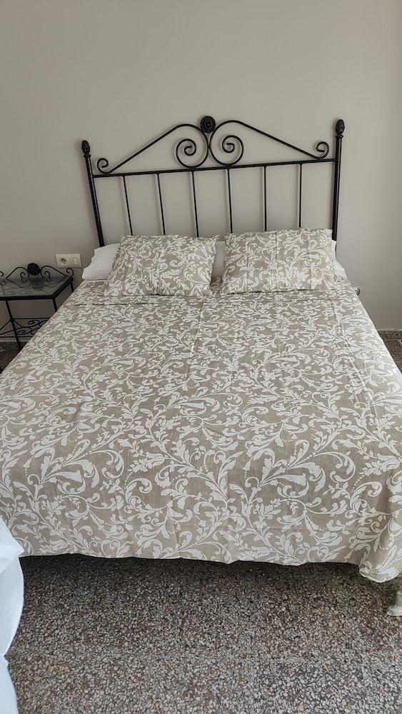 Deluxe Room, 1 Queen Bed, Ensuite photo 2