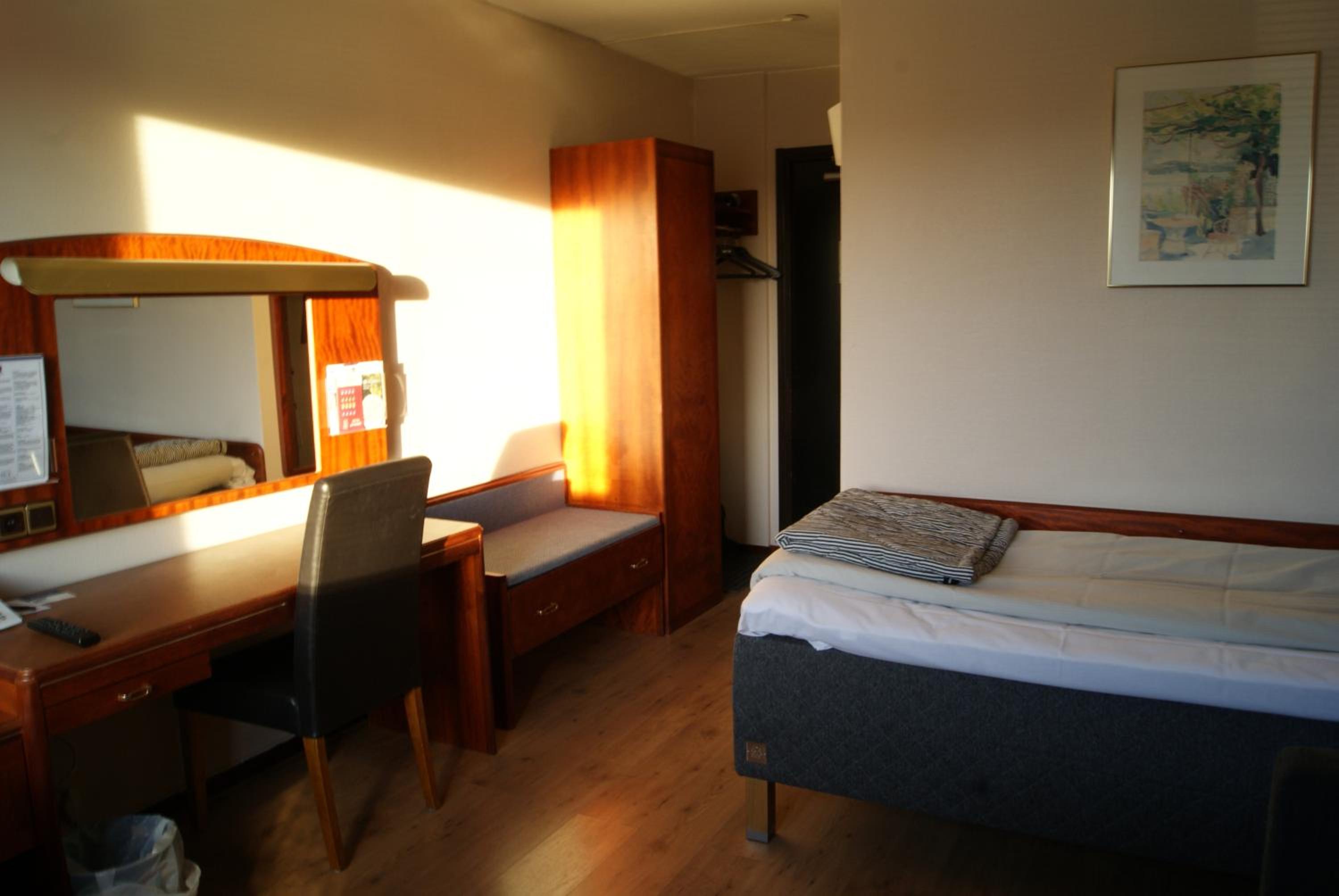 Single Room with Sofa Bed - Non-Smoking - Photo 3