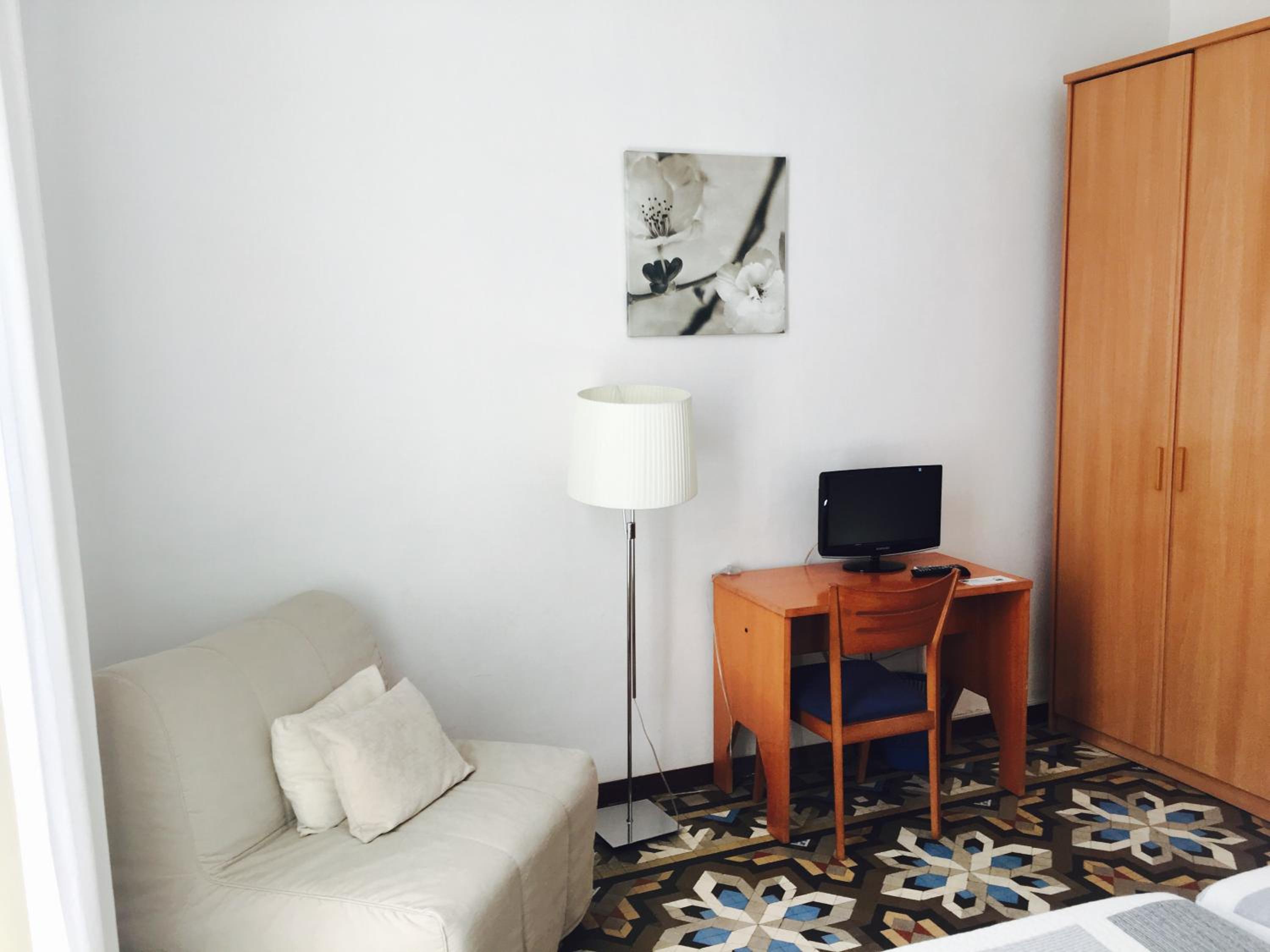 Large Exterior Double Room with private bathroom and balcony photo 3