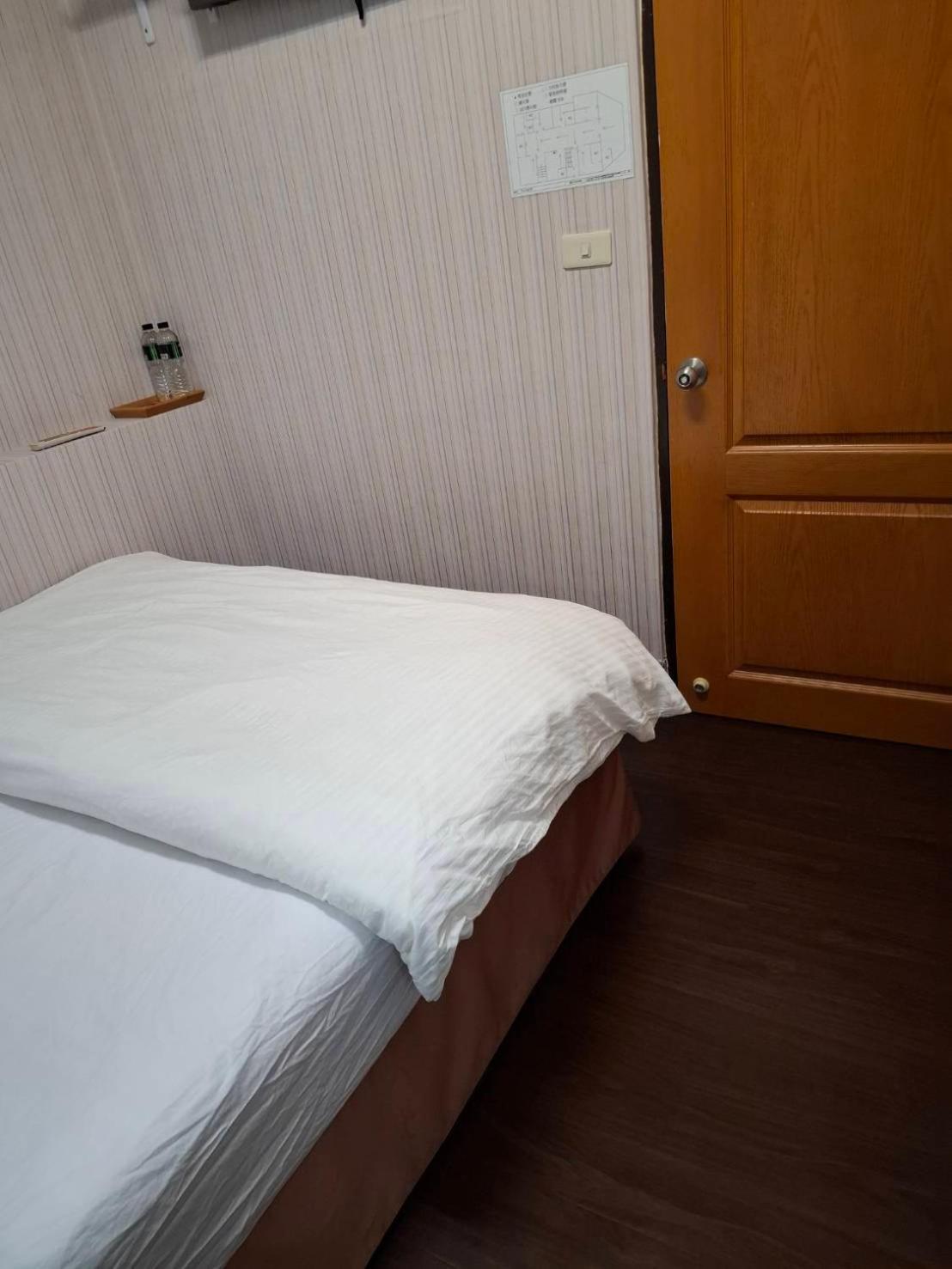 Single Room with Bathroom photo 3
