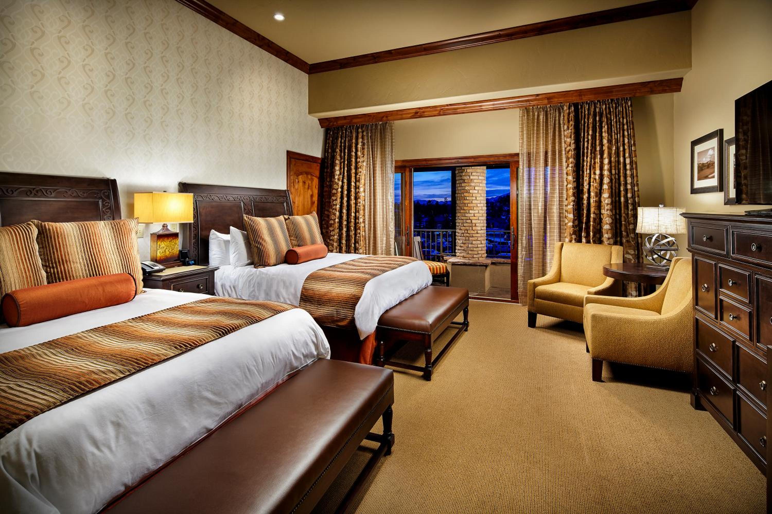 Queen Room with Two Queen Beds photo 2