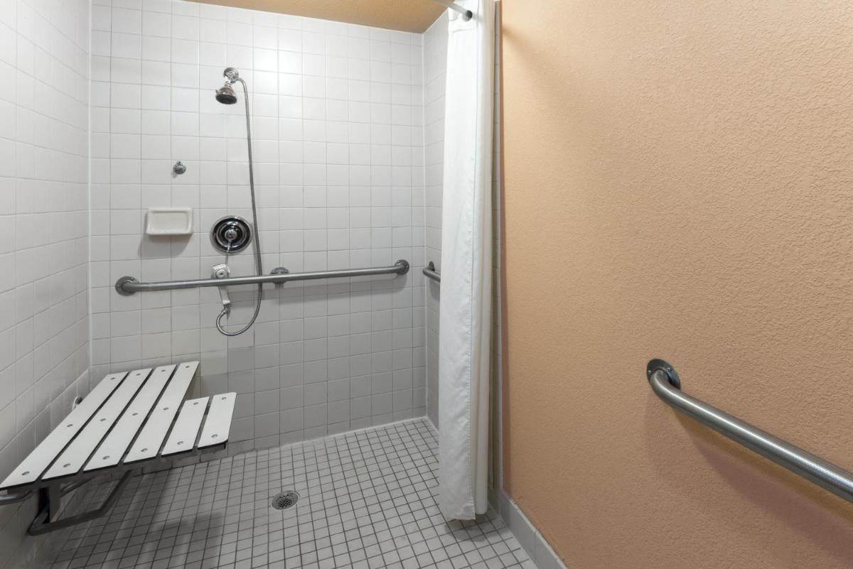 King Room - Disability Access - Non-Smoking photo 2