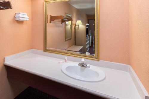 Double Room with Two Double Beds - Smoking photo 2