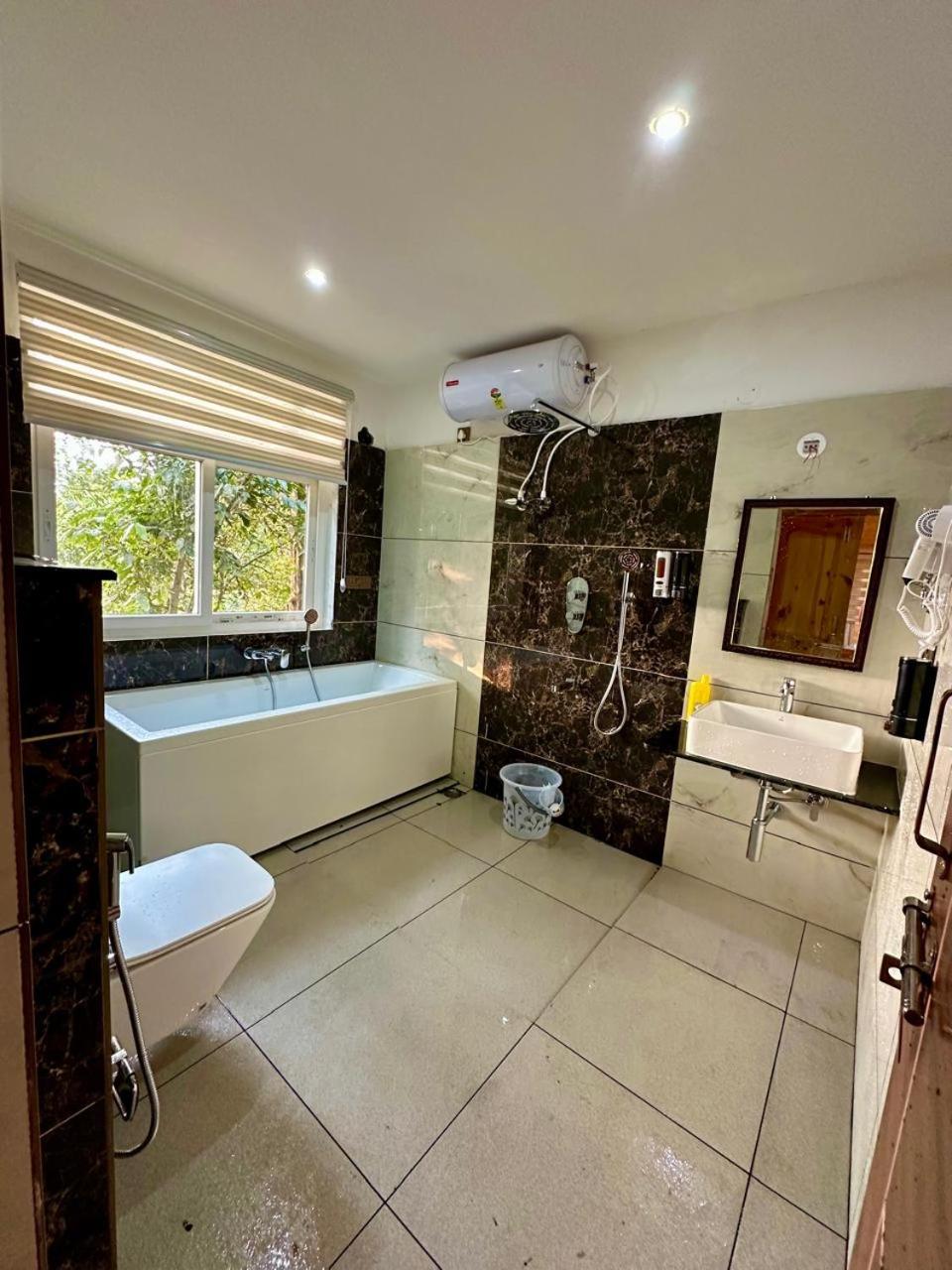 Suite with Hot Tub photo 1