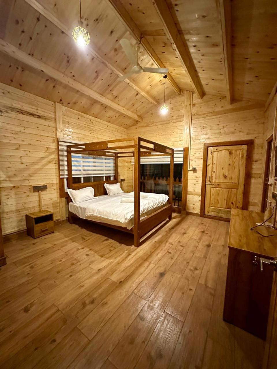 Suite with Hot Tub photo 2