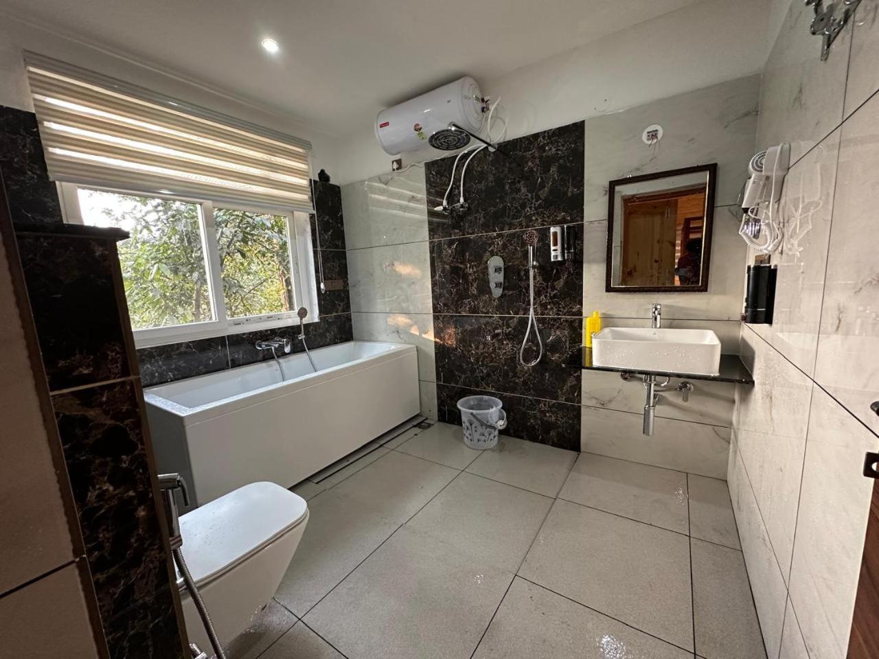 Suite with Hot Tub photo 3