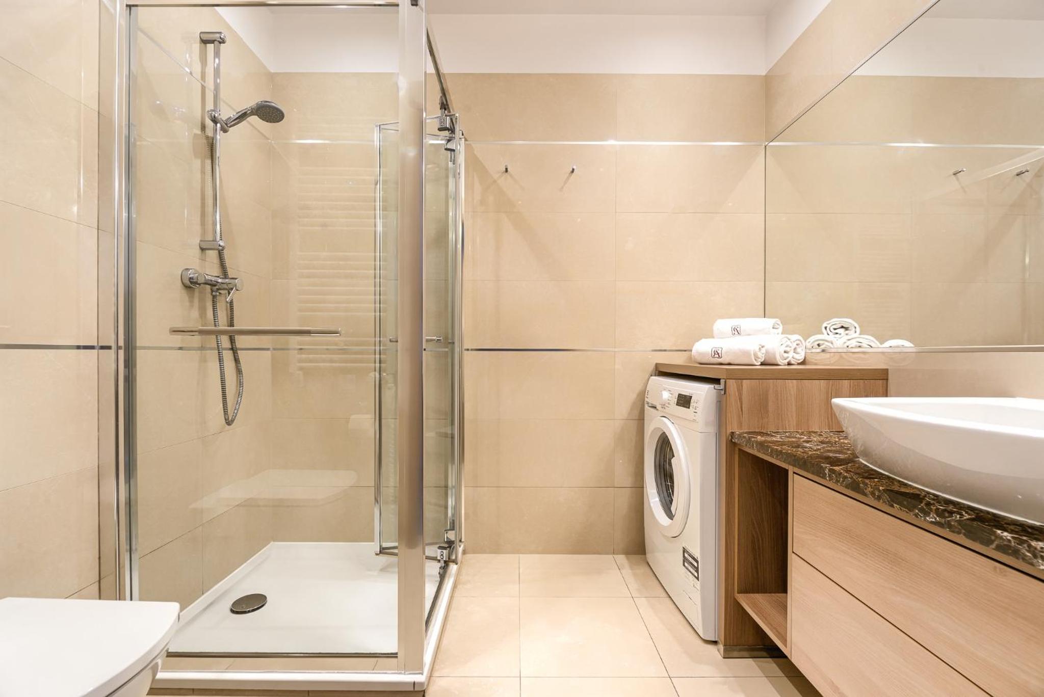 Studio with direct pool access 122A