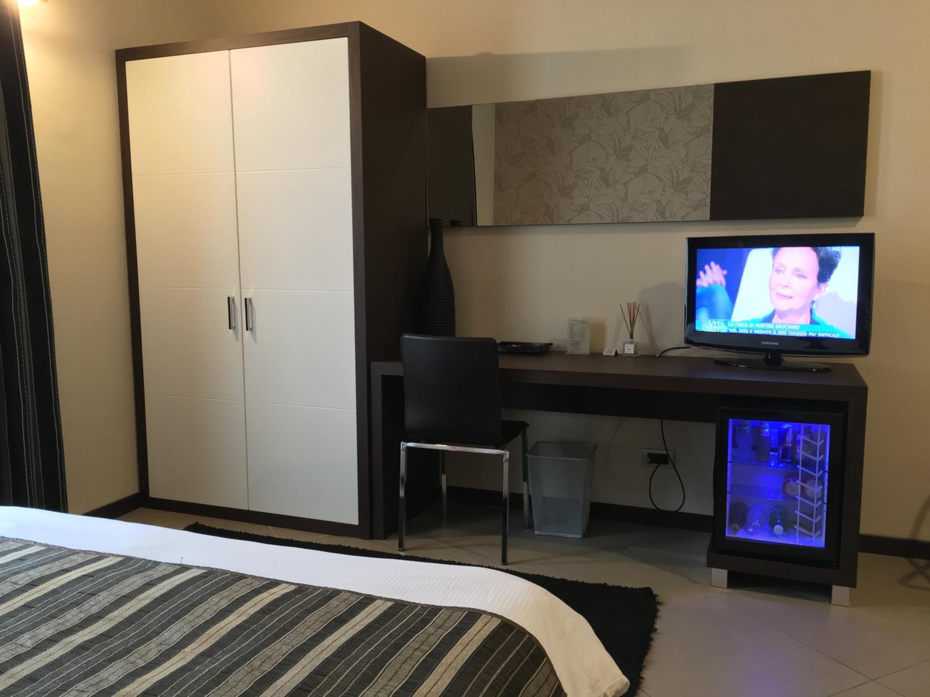 Deluxe Junior Suite - Photo 23