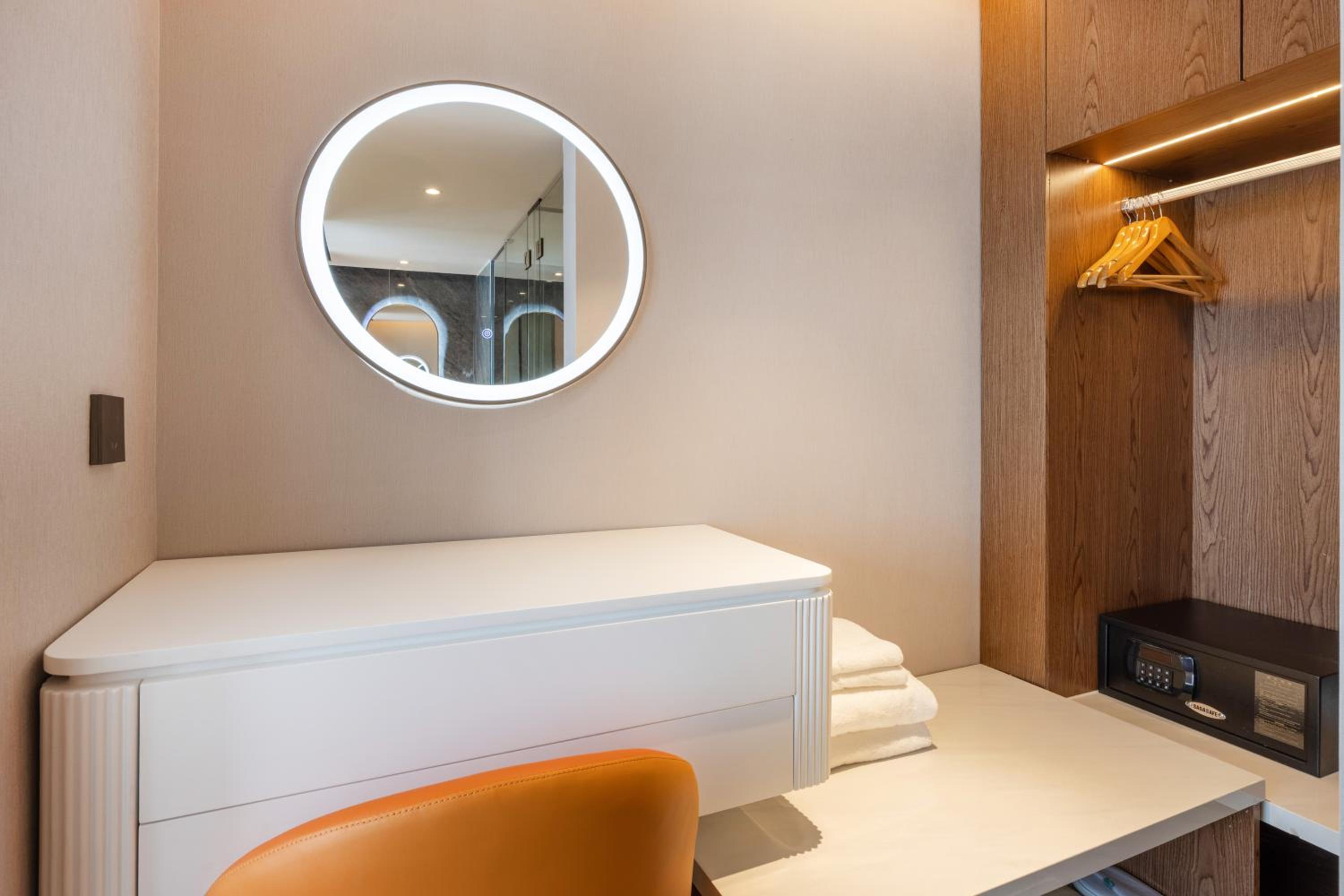 Business Suite Room - Photo 2