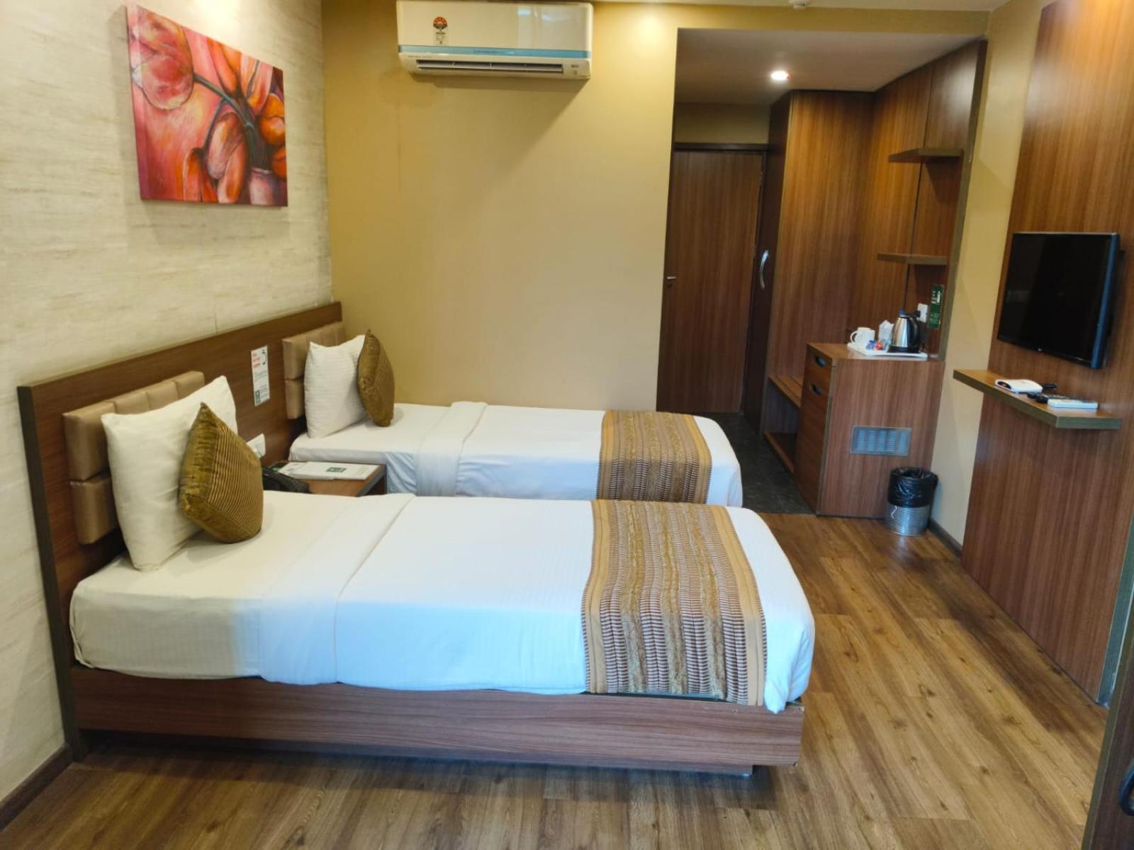 Deluxe Room with Jagannath Temple View from Balcony photo 2