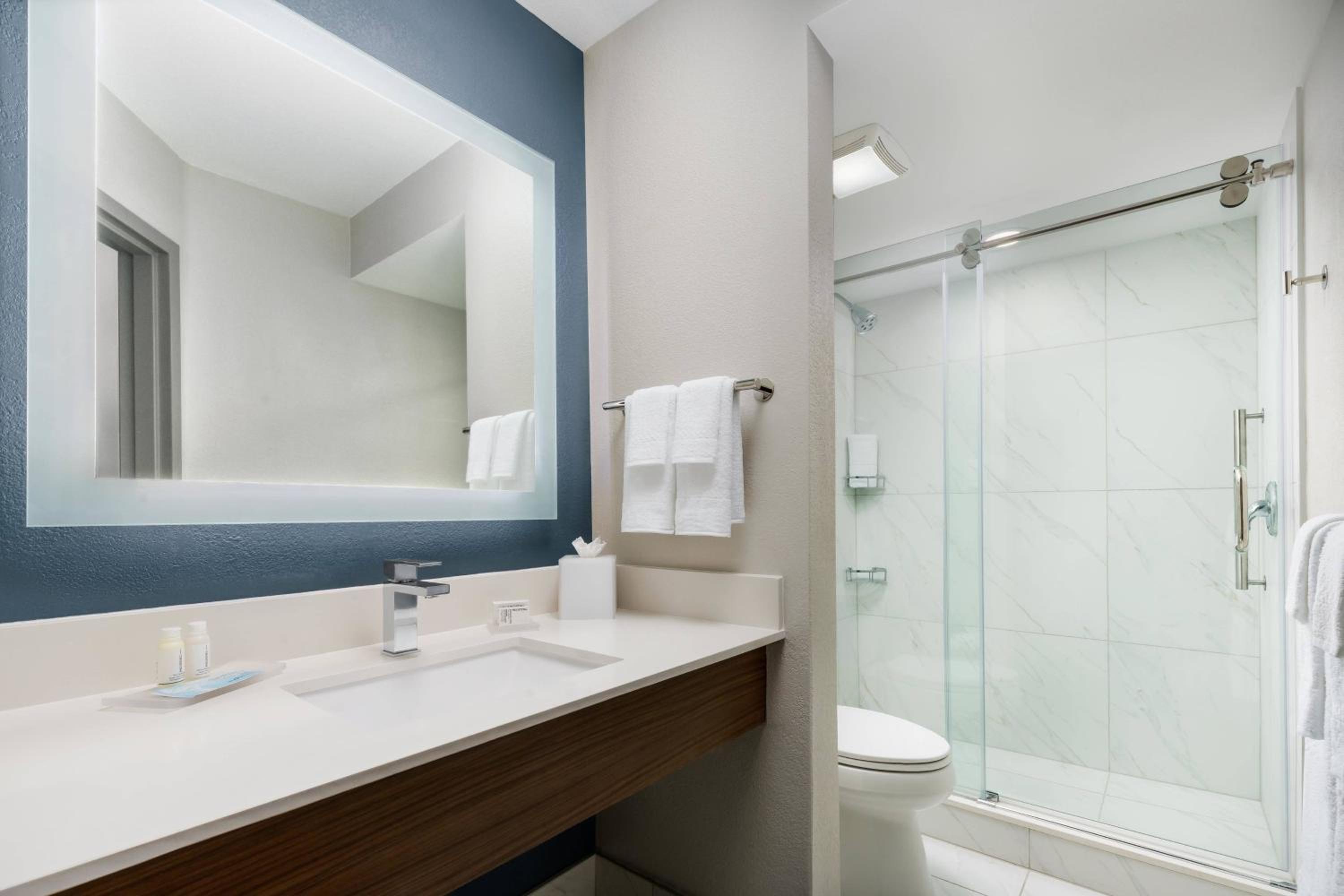 Queen Room - Mobility/Hearing Accessible with Tub thumbnail 6