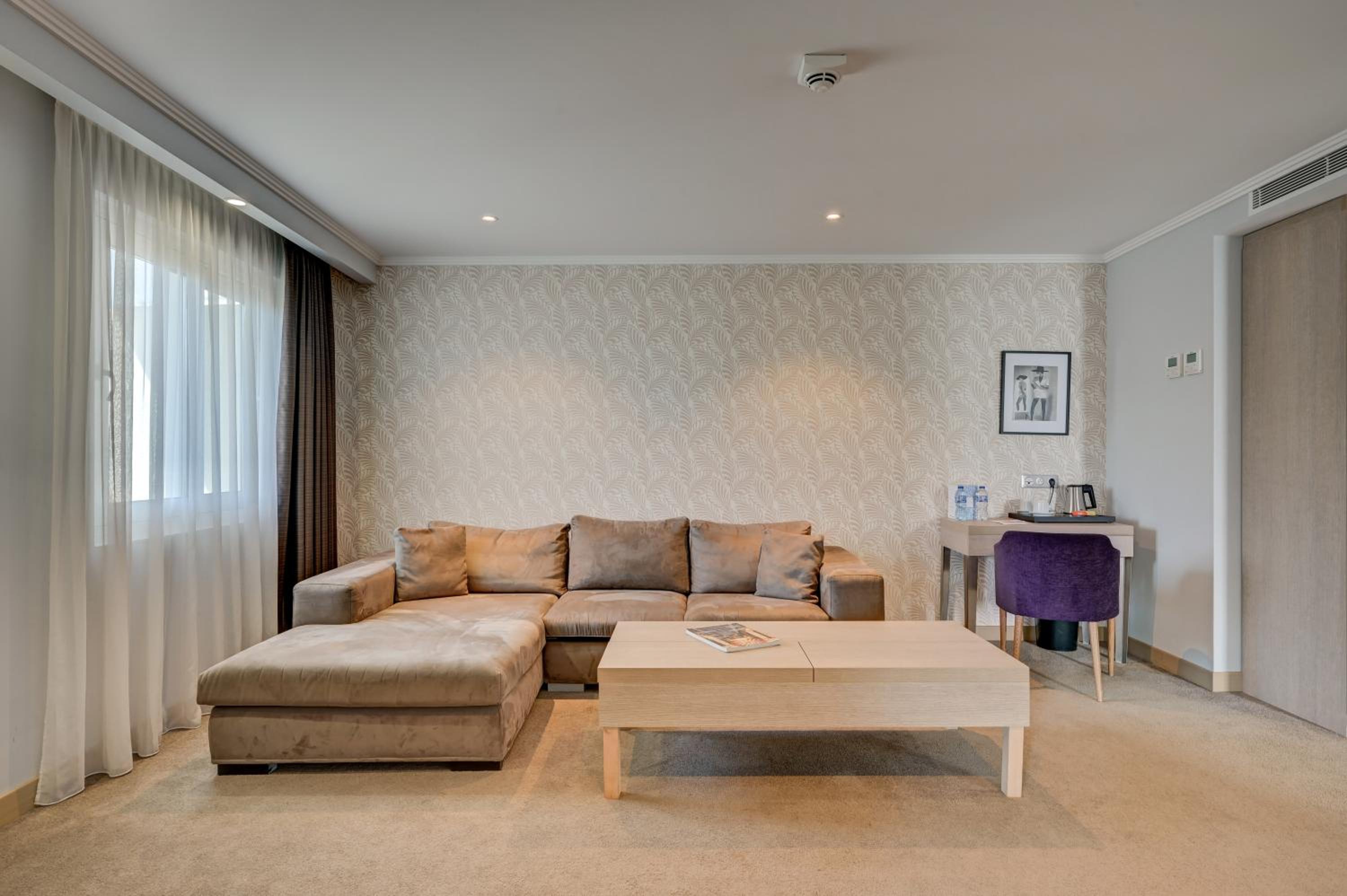 Executive Suite - Photo 4