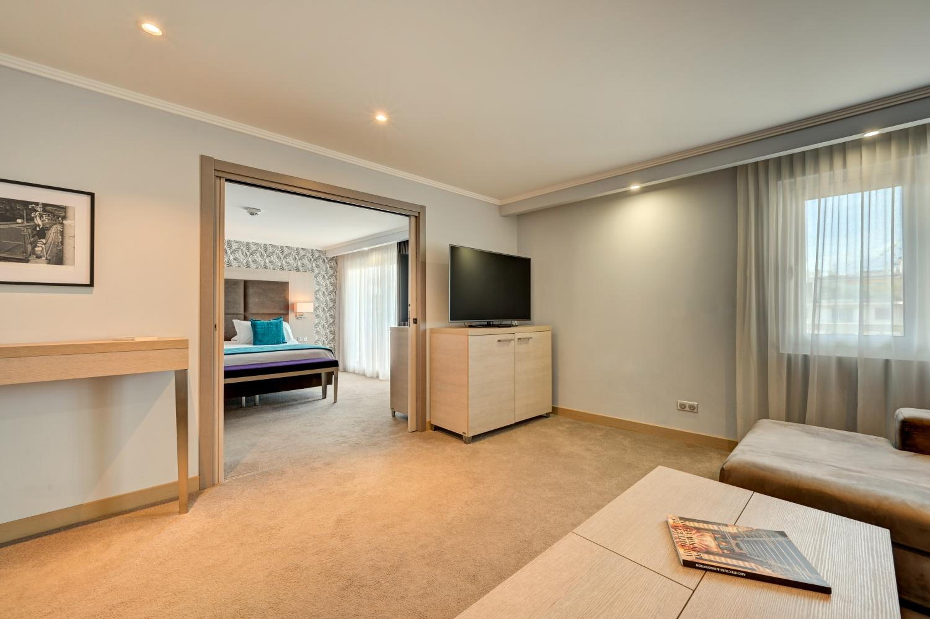 Executive Suite - Photo 6